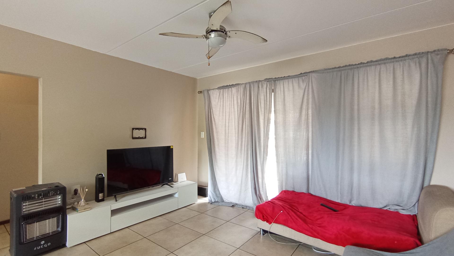 Lounges - 18 square meters of property in Buccleuch