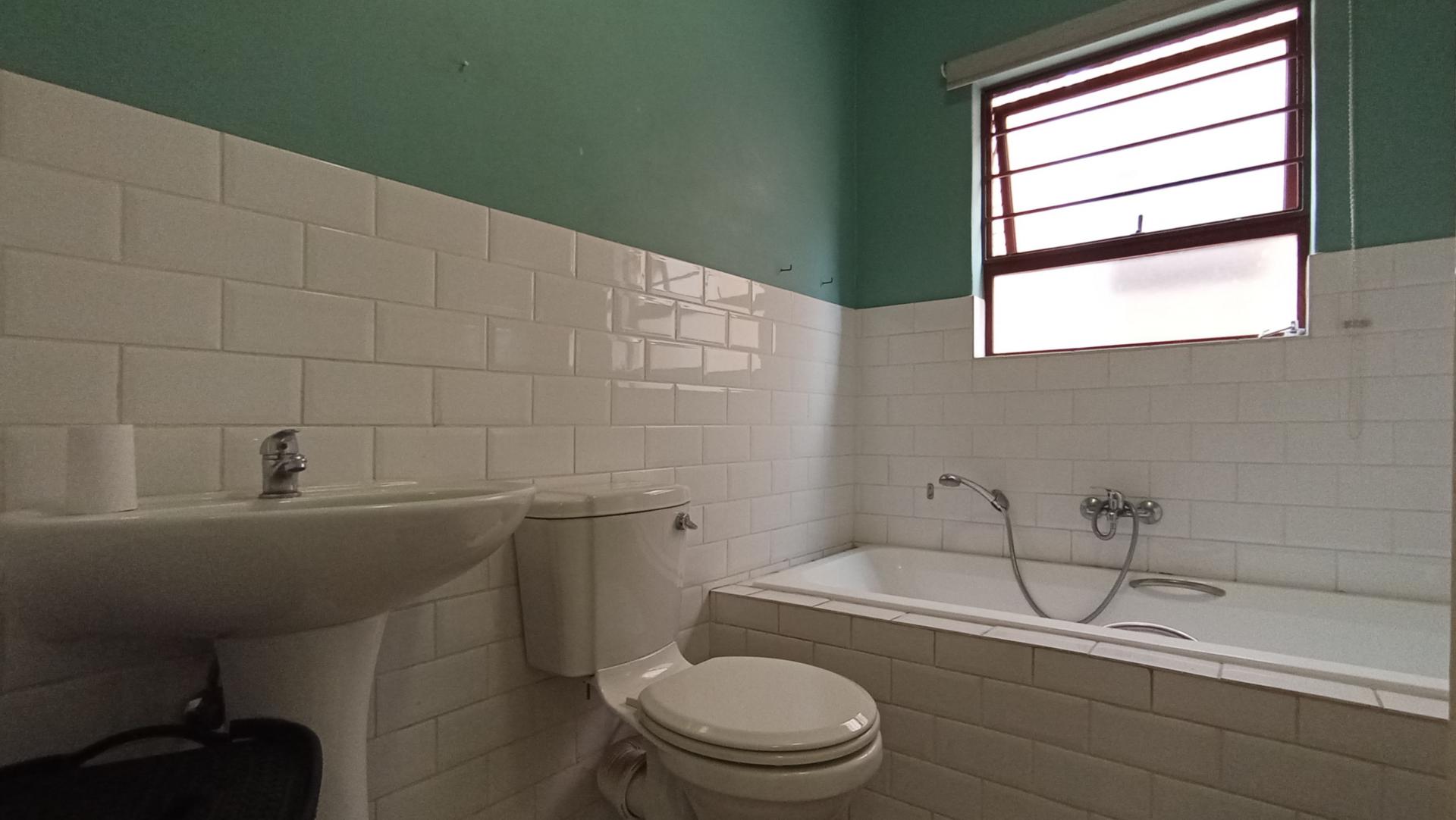 Bathroom 1 - 5 square meters of property in Buccleuch