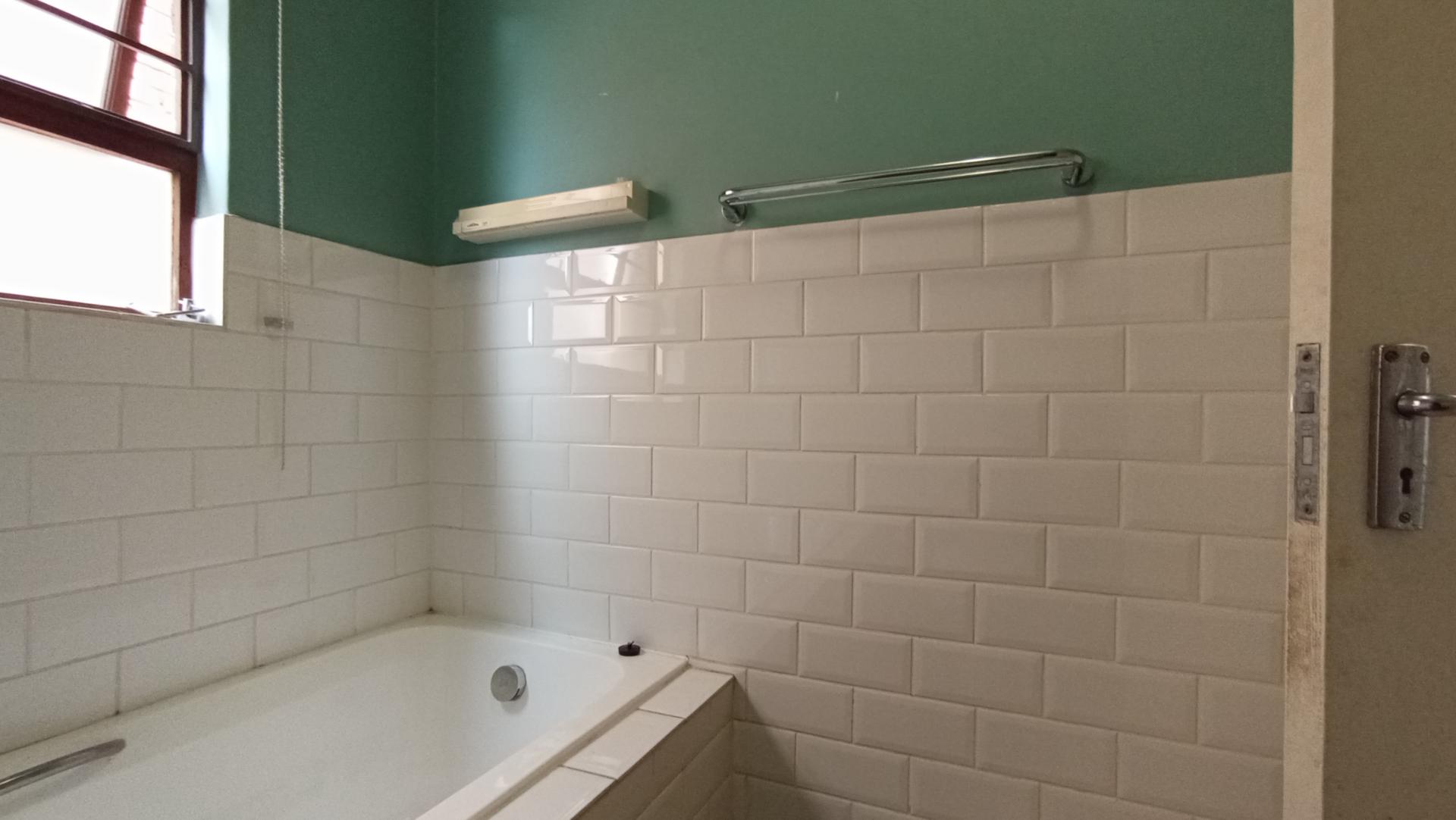 Bathroom 1 - 5 square meters of property in Buccleuch