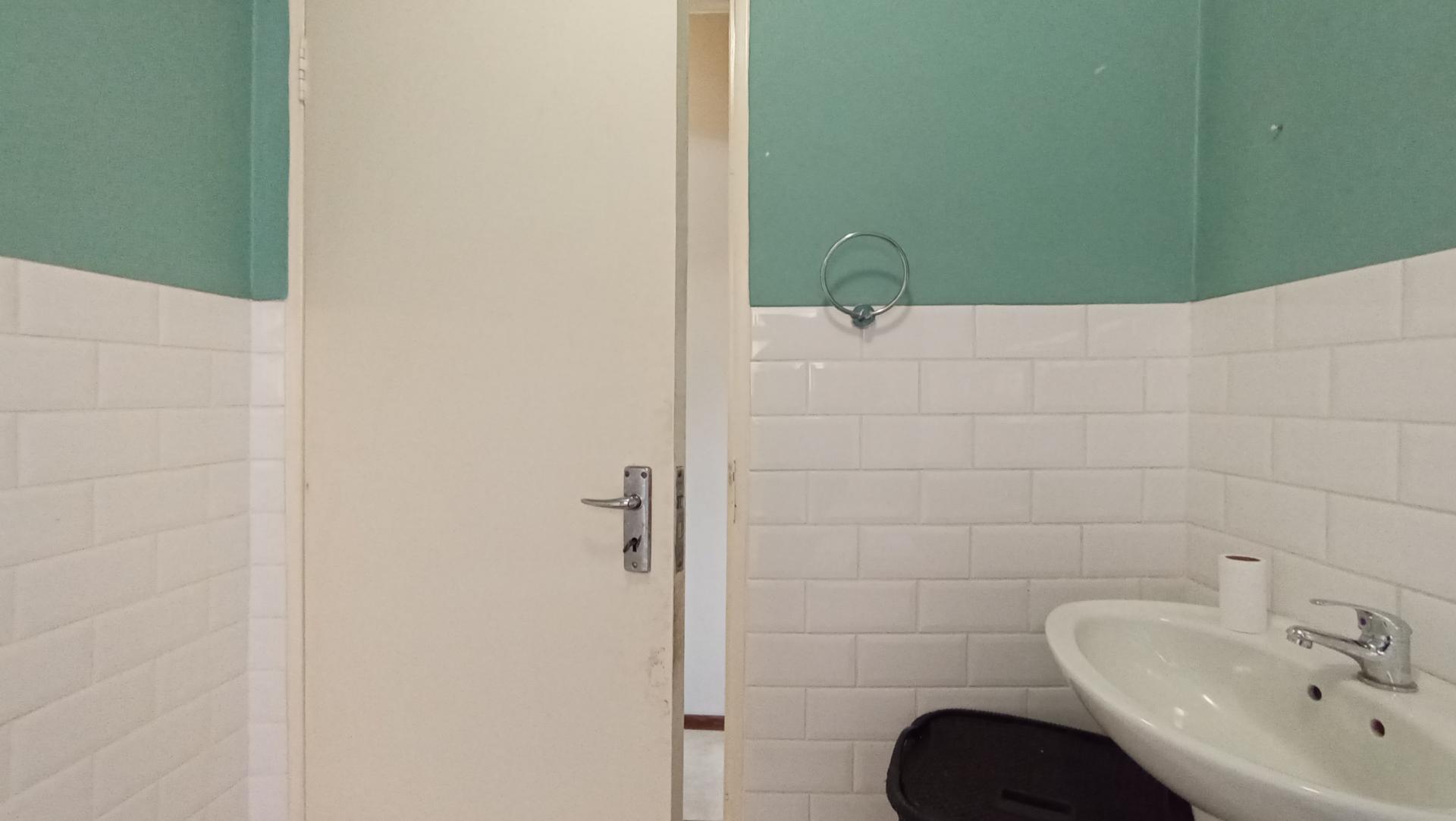 Bathroom 1 - 5 square meters of property in Buccleuch