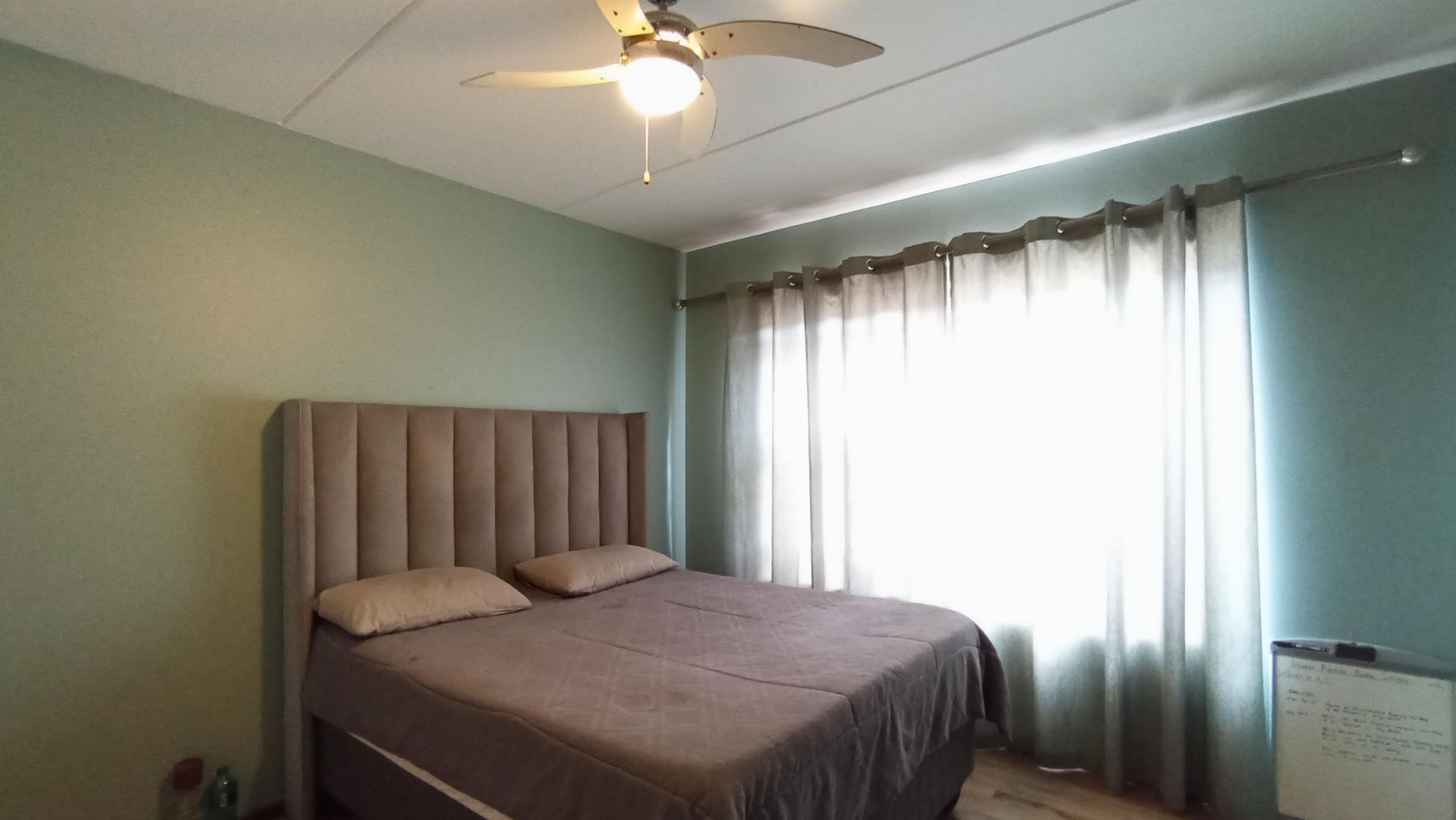 Main Bedroom - 18 square meters of property in Buccleuch