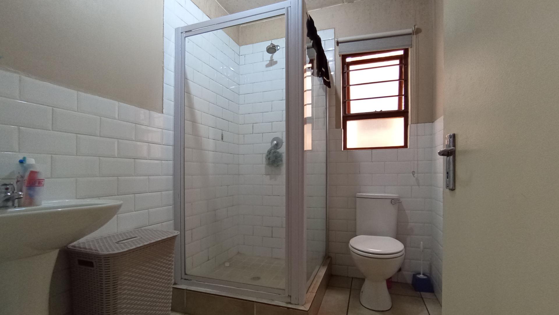 Main Bathroom - 5 square meters of property in Buccleuch