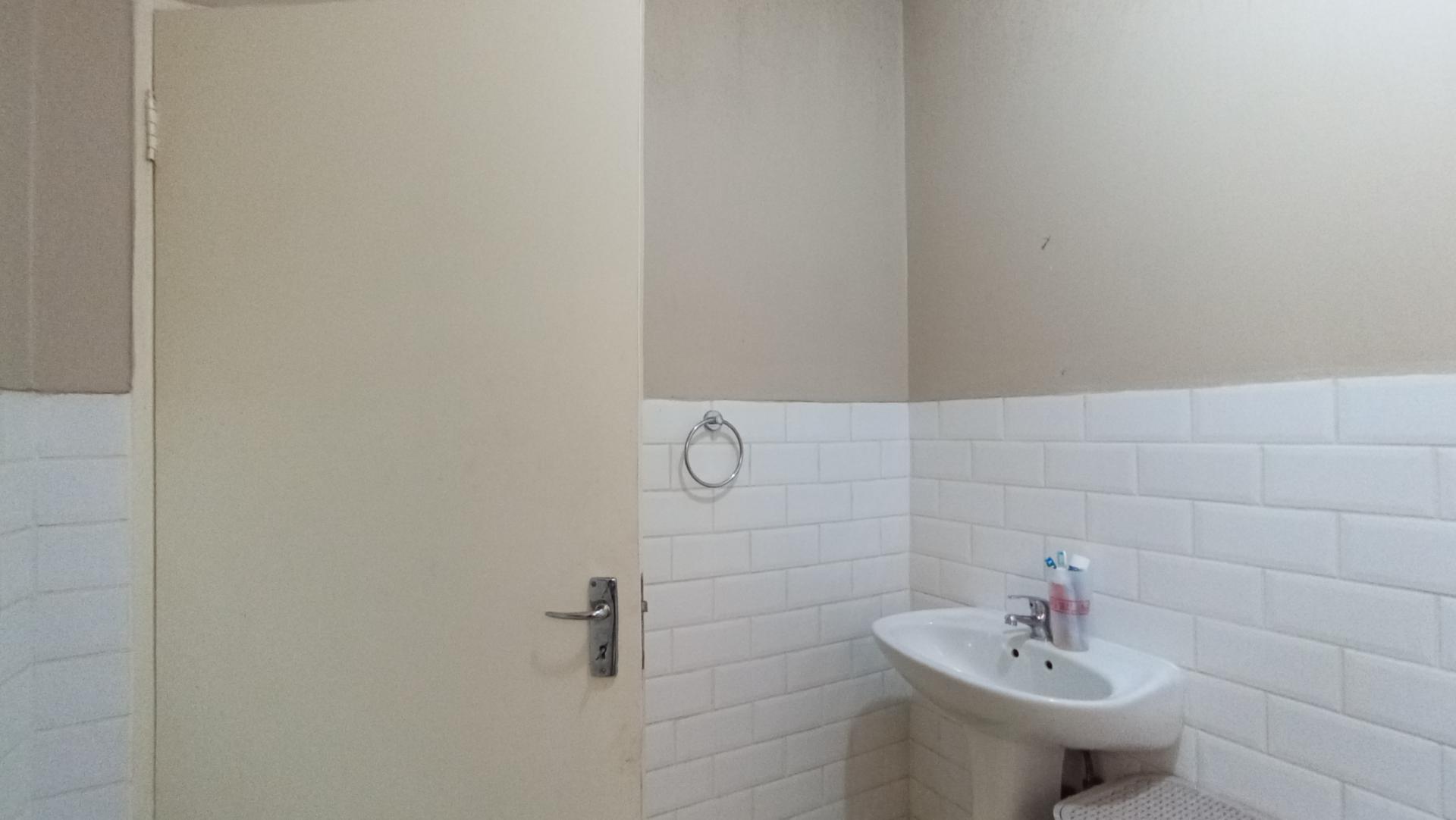 Main Bathroom - 5 square meters of property in Buccleuch