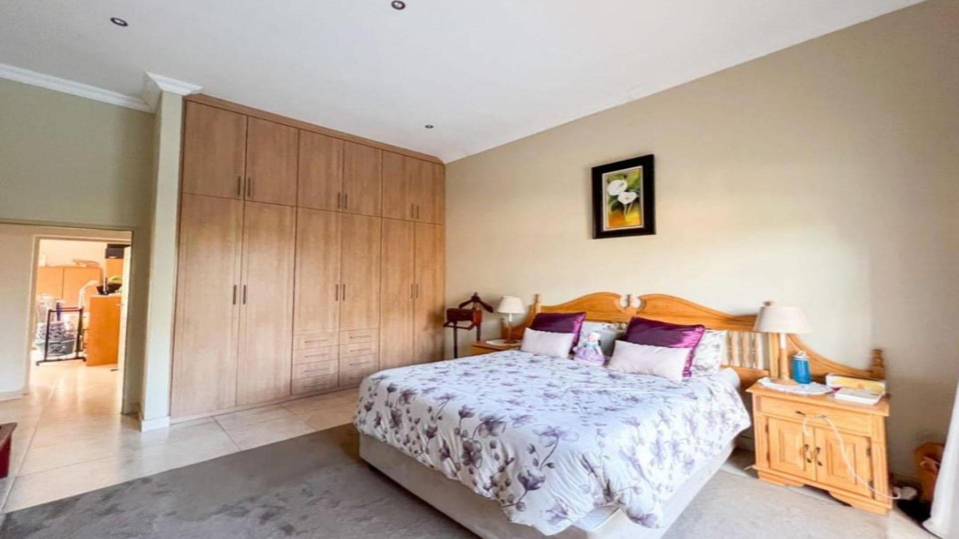 Main Bedroom of property in Kosmos