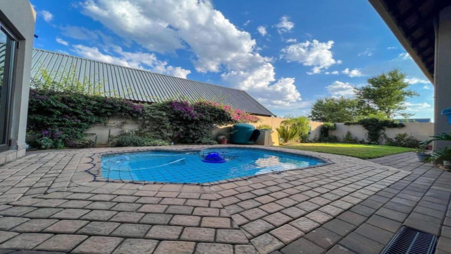 Swimming Pool of property in Kosmos