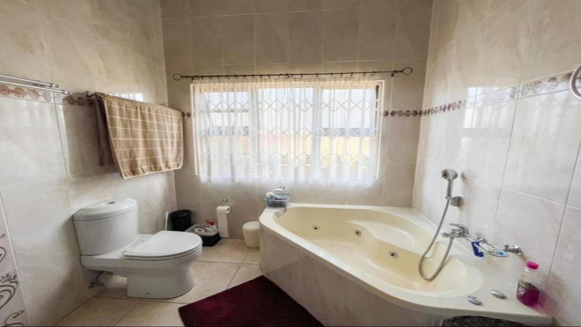 Main Bathroom of property in Kosmos