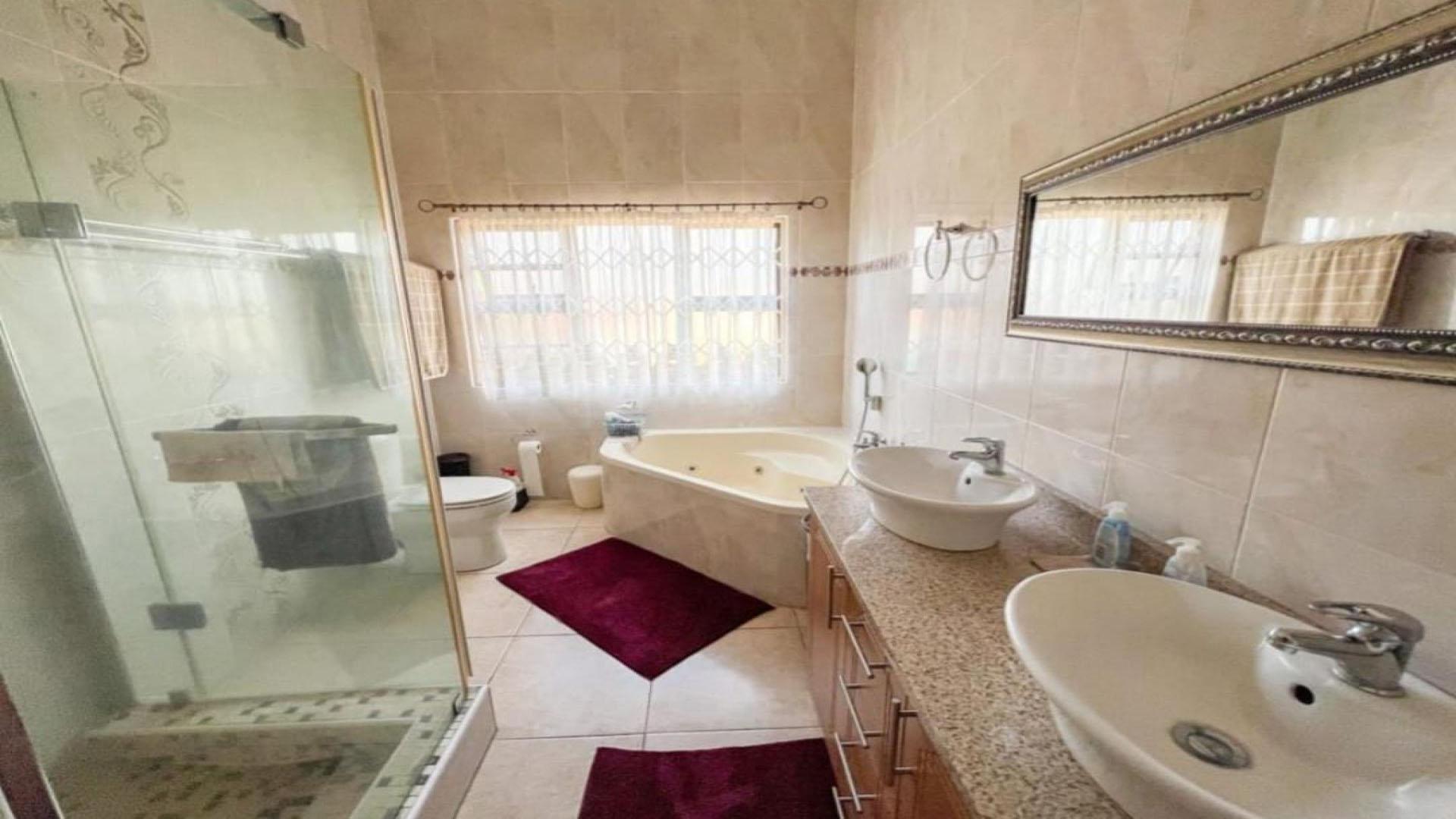 Main Bathroom of property in Kosmos