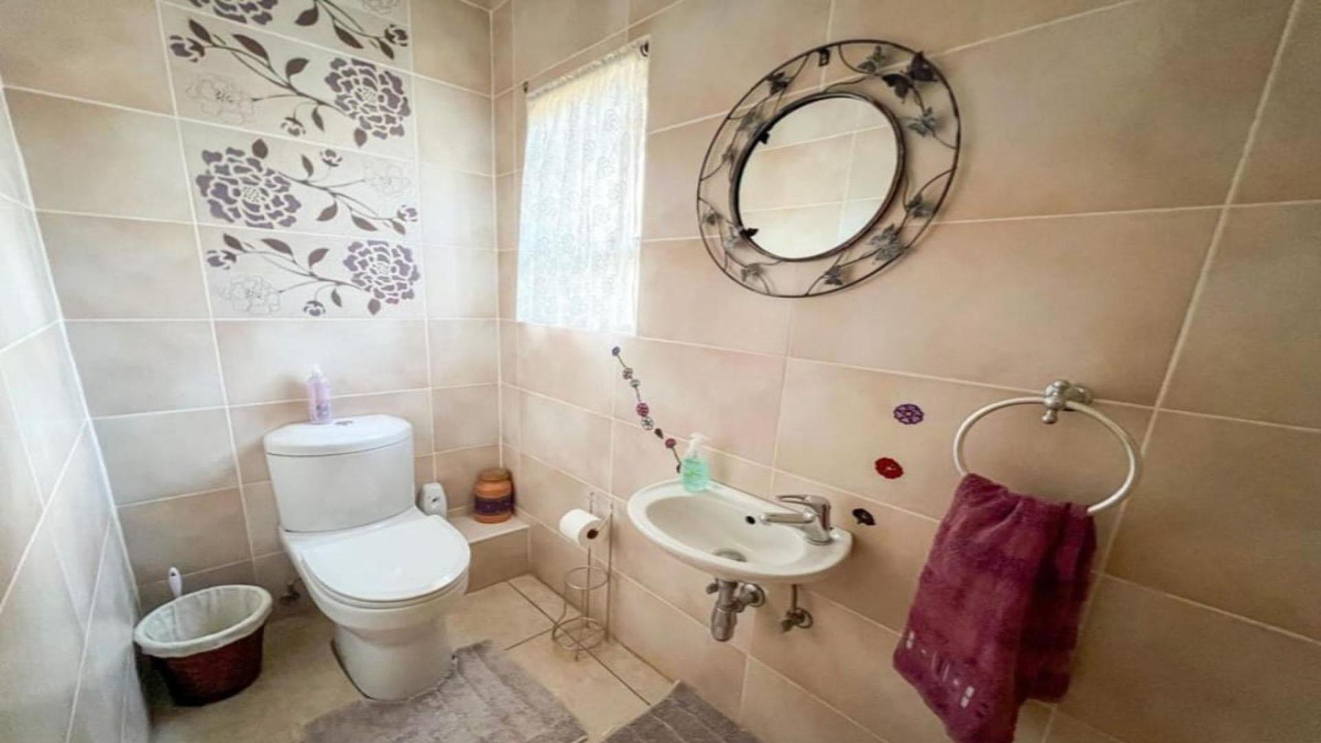 Bathroom 2 of property in Kosmos