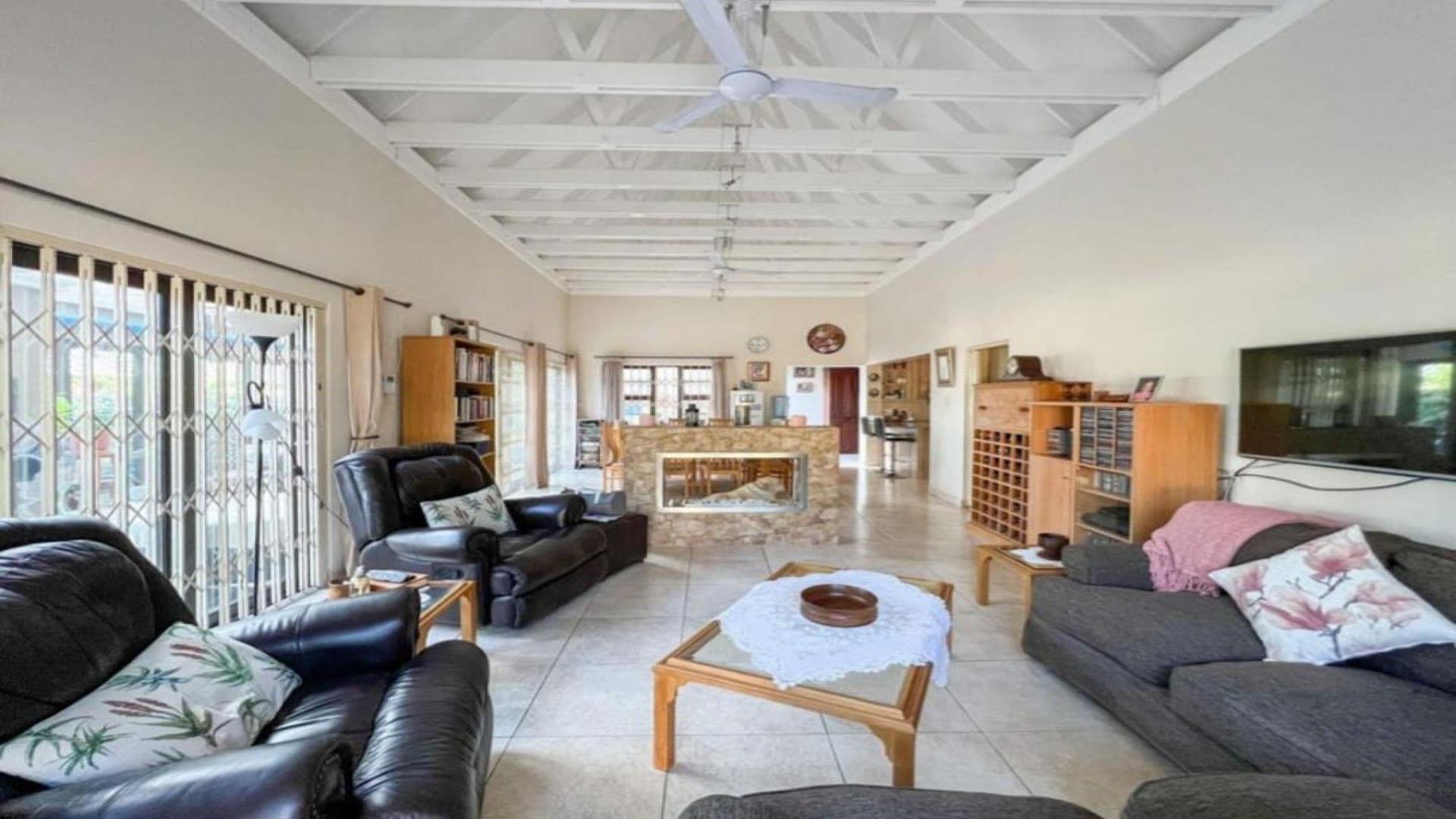 Lounges of property in Kosmos