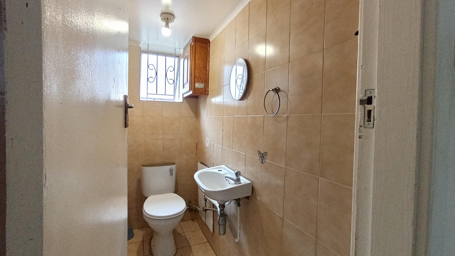 Bathroom 1 - 3 square meters of property in Bulwer (Dbn)