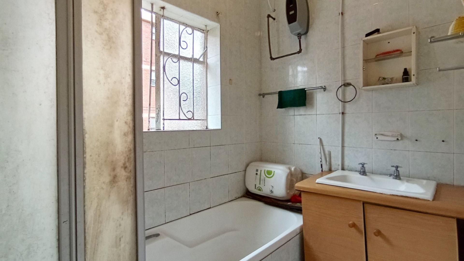 Bathroom 2 - 4 square meters of property in Bulwer (Dbn)
