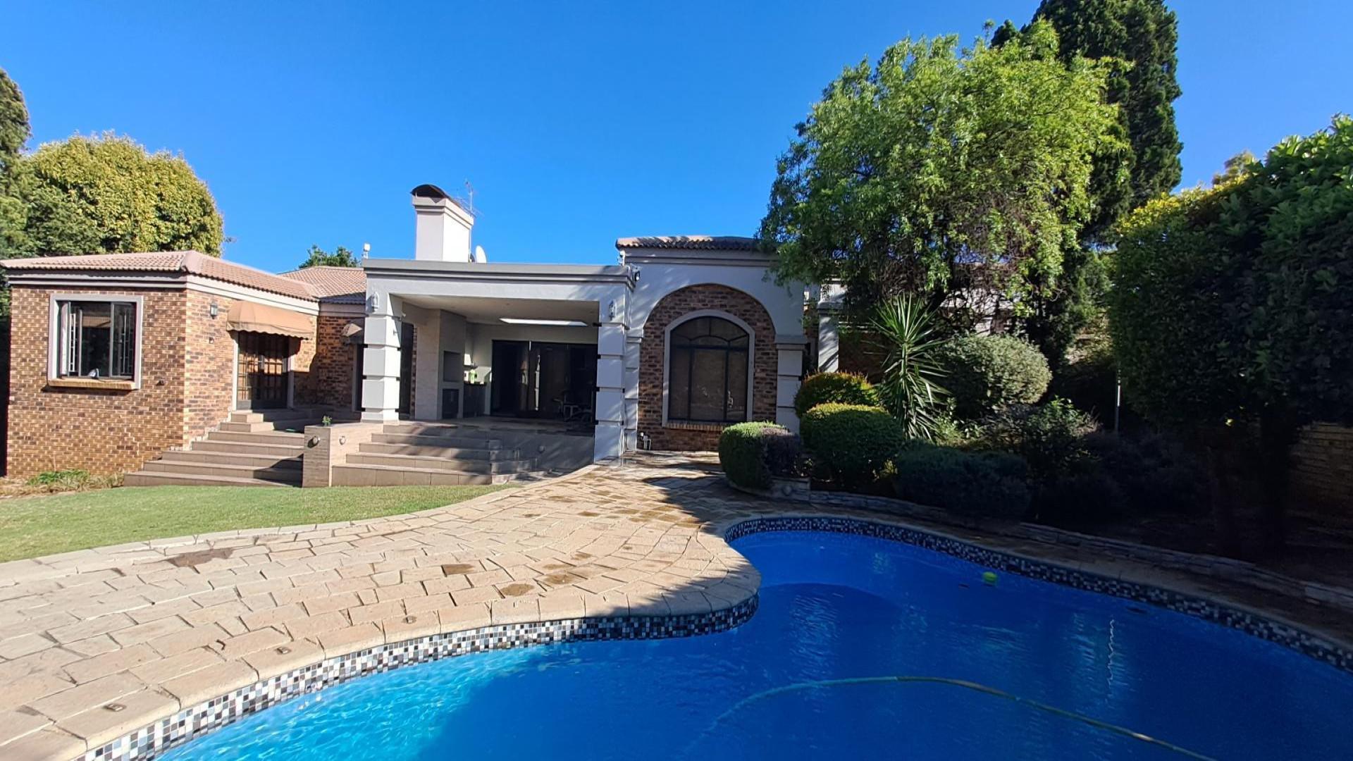 Front View of property in Glenvista