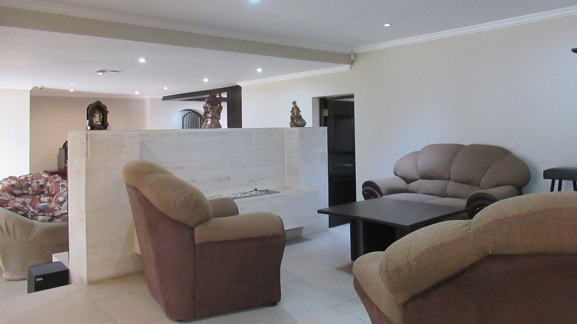 Lounges - 45 square meters of property in Glenvista