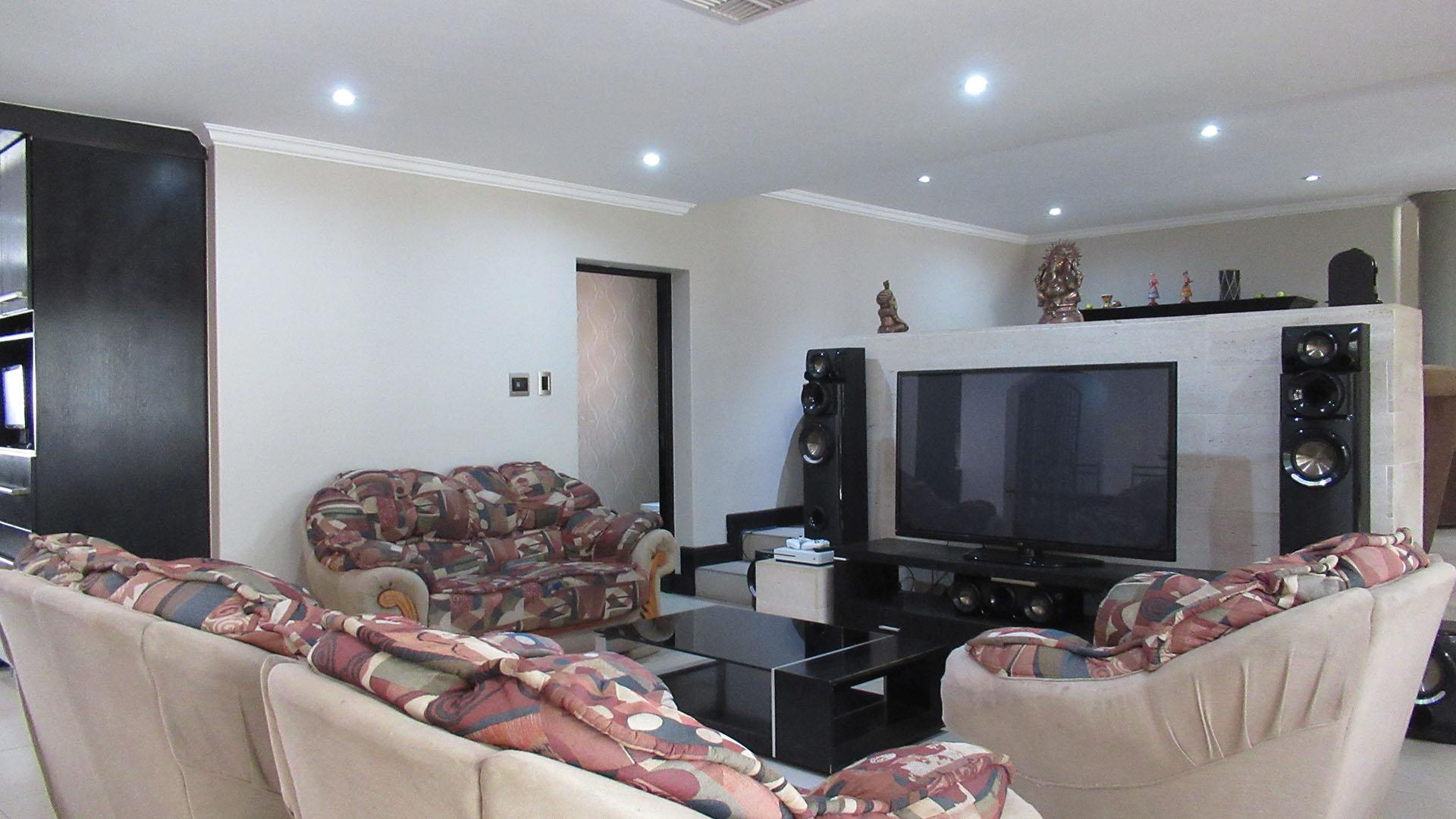 Lounges - 45 square meters of property in Glenvista
