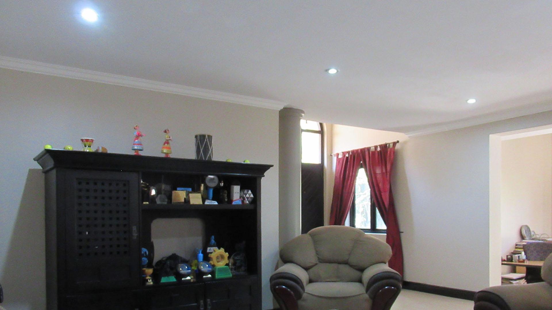 Lounges - 45 square meters of property in Glenvista