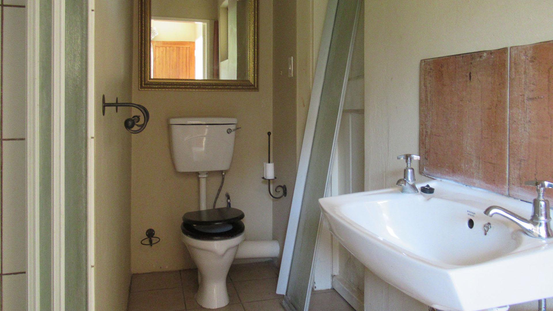 Bathroom 2 - 4 square meters of property in Glenvista