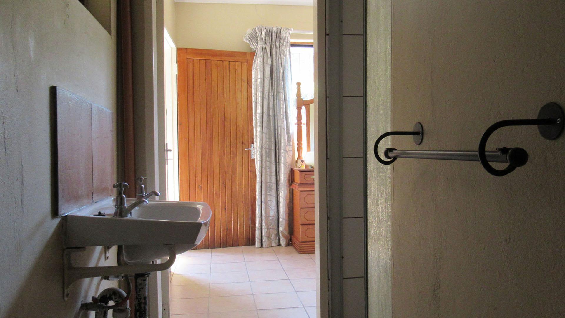 Bathroom 2 - 4 square meters of property in Glenvista