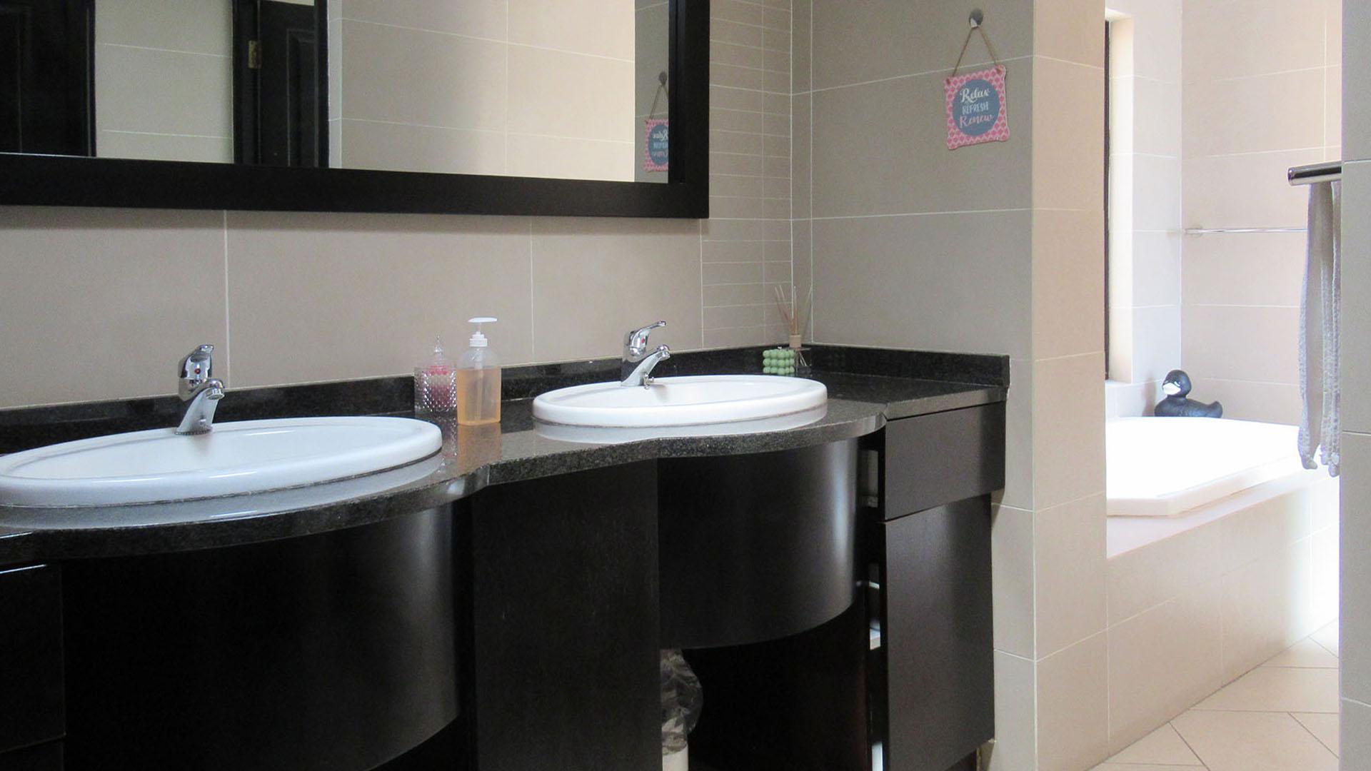 Bathroom 1 - 11 square meters of property in Glenvista