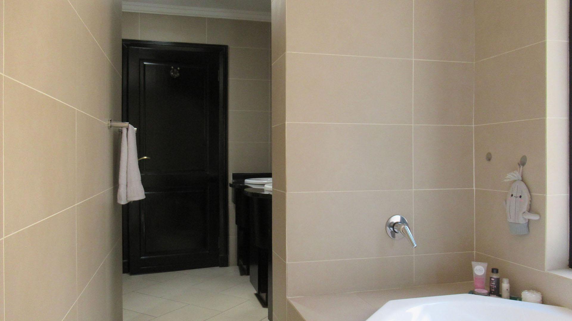 Bathroom 1 - 11 square meters of property in Glenvista