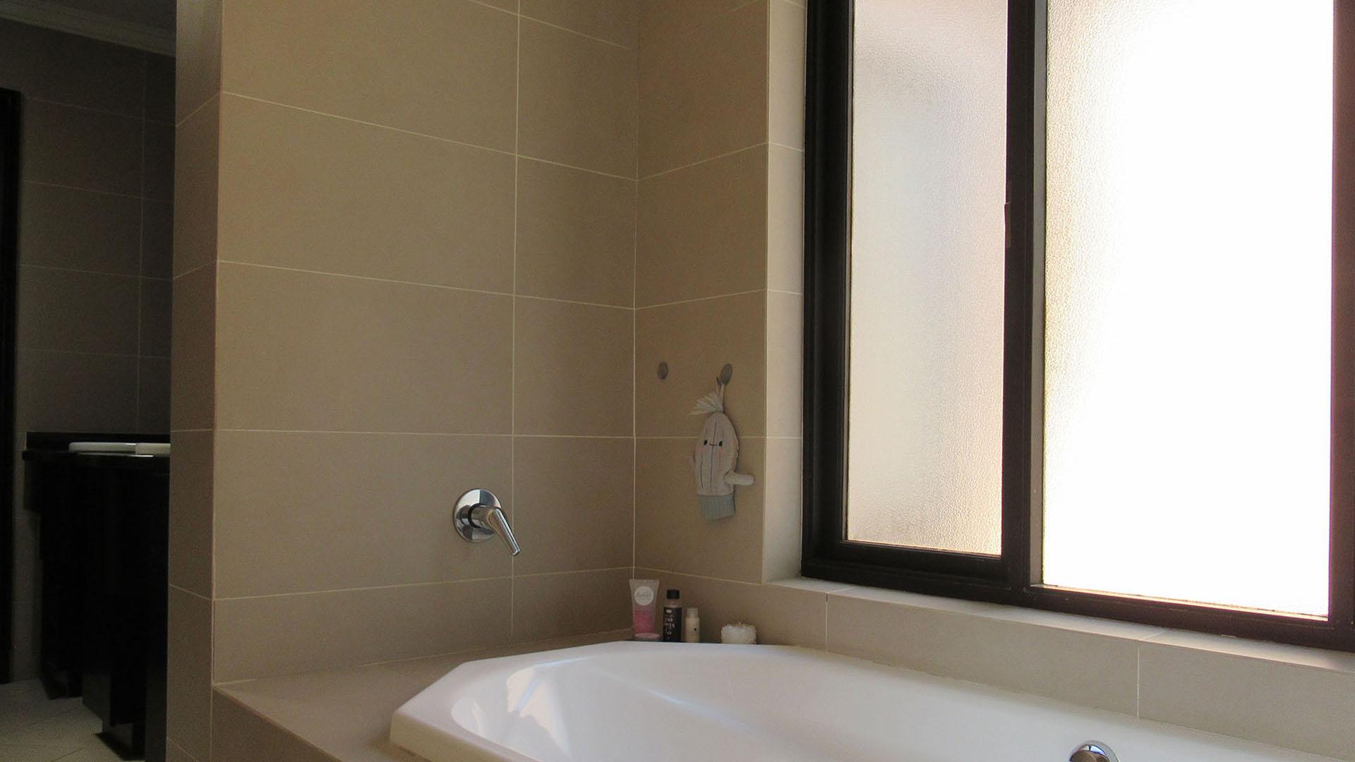 Main Bathroom - 16 square meters of property in Glenvista