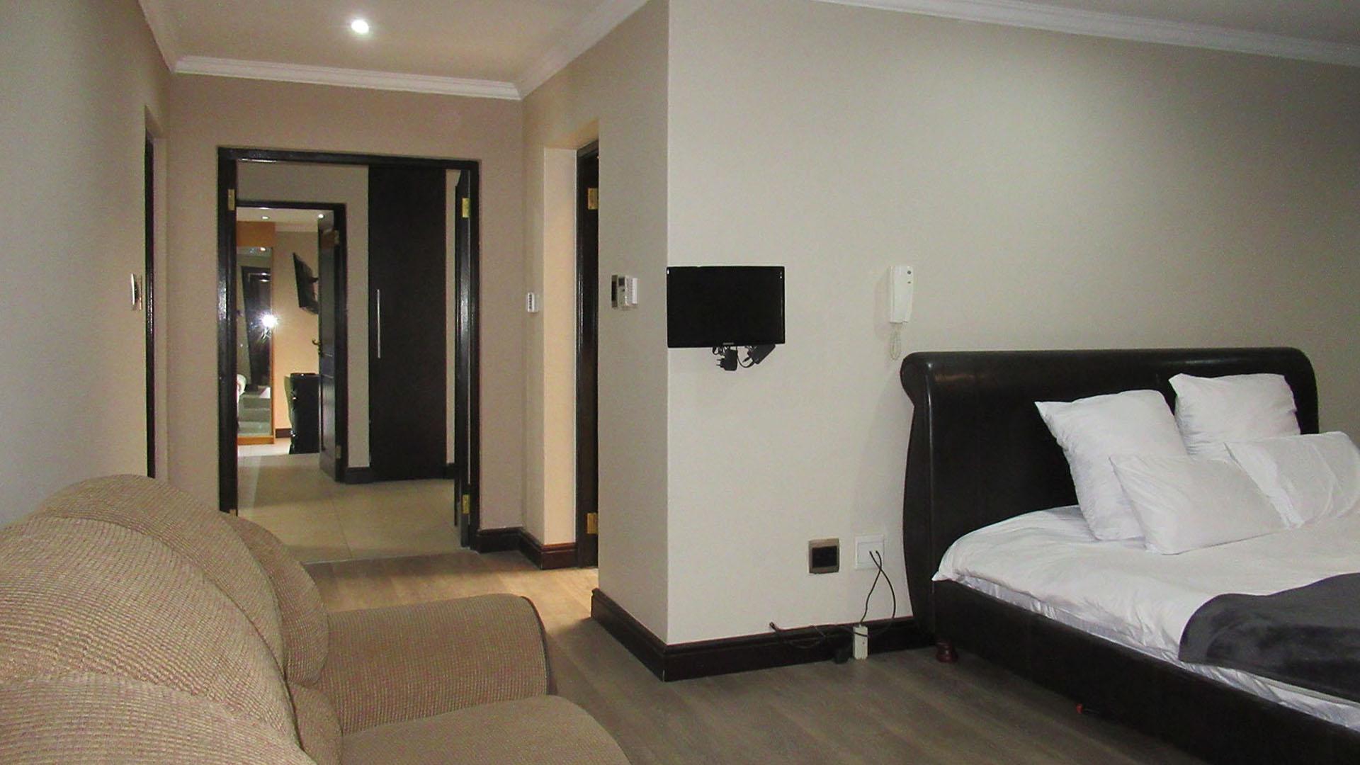 Main Bedroom - 37 square meters of property in Glenvista