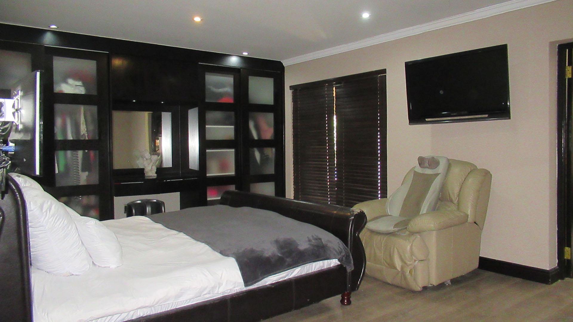 Main Bedroom - 37 square meters of property in Glenvista