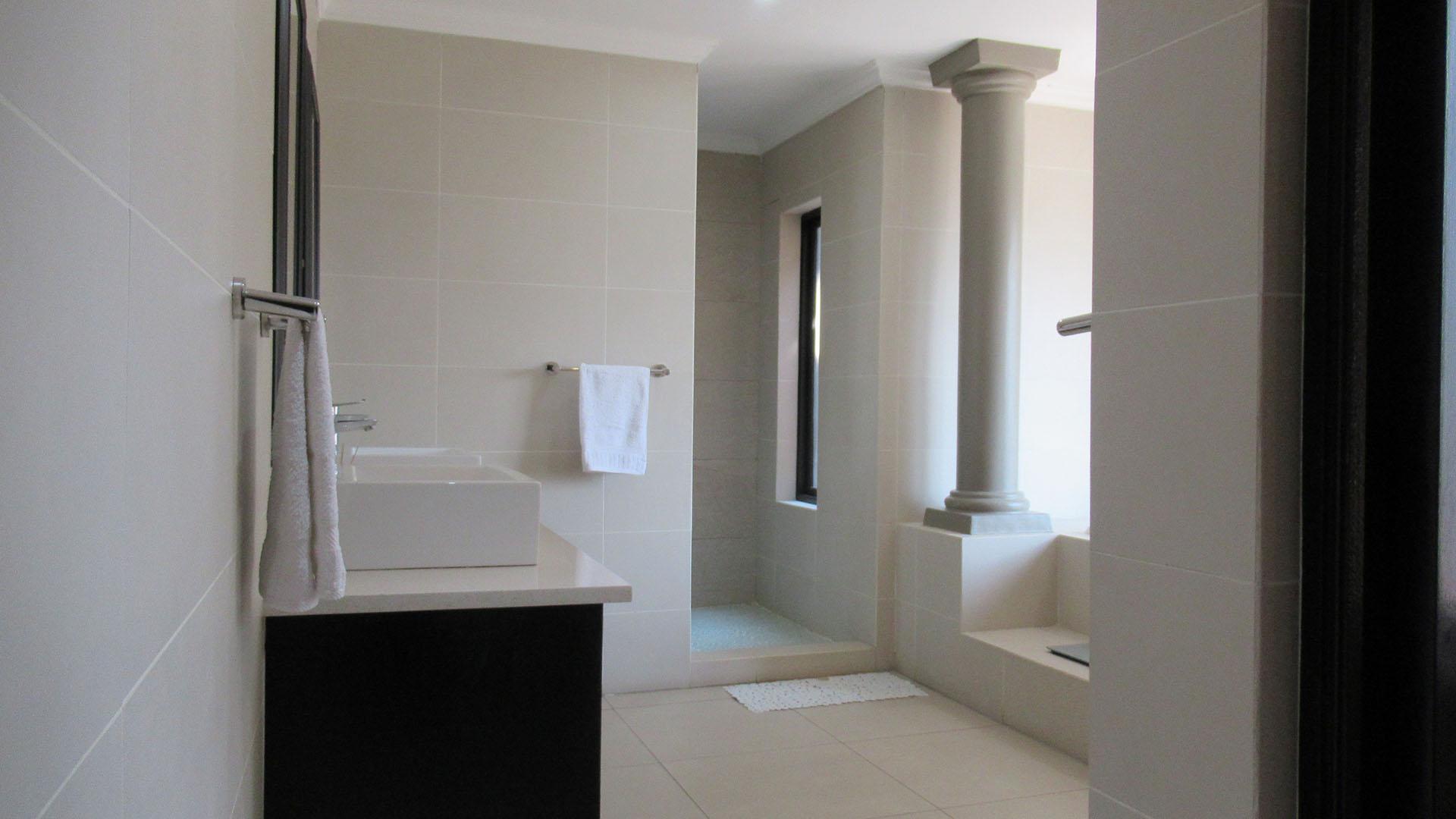 Main Bathroom - 16 square meters of property in Glenvista