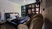 Main Bedroom of property in Glenvista