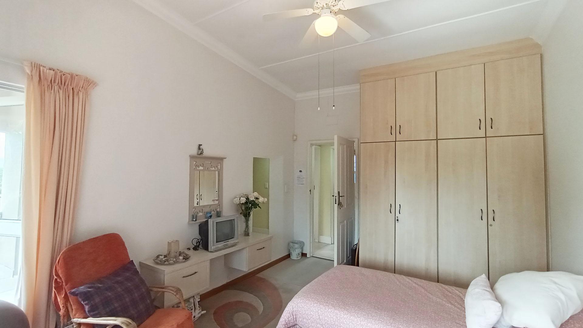 Bed Room 1 - 21 square meters of property in Uvongo