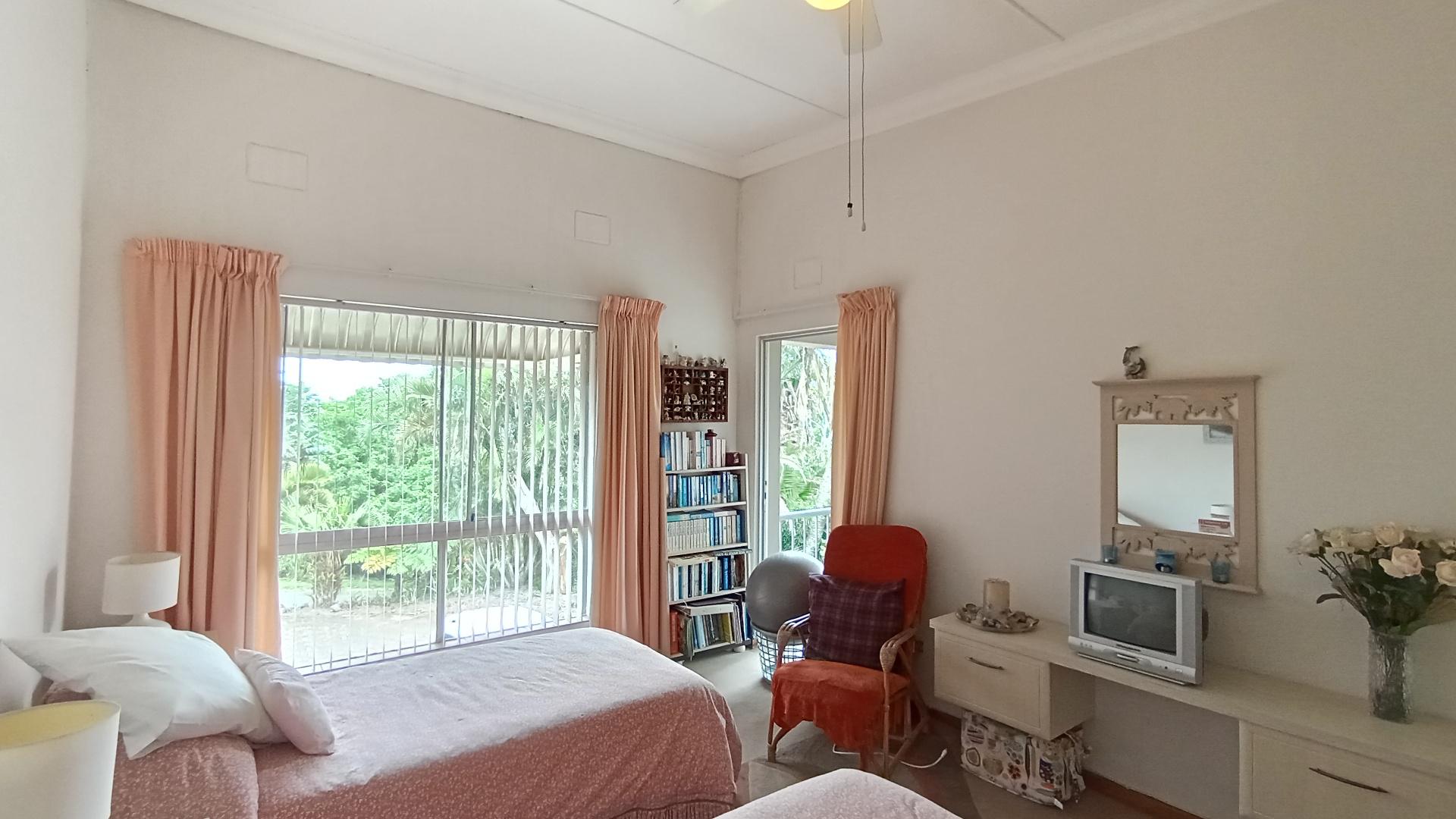 Bed Room 1 - 21 square meters of property in Uvongo