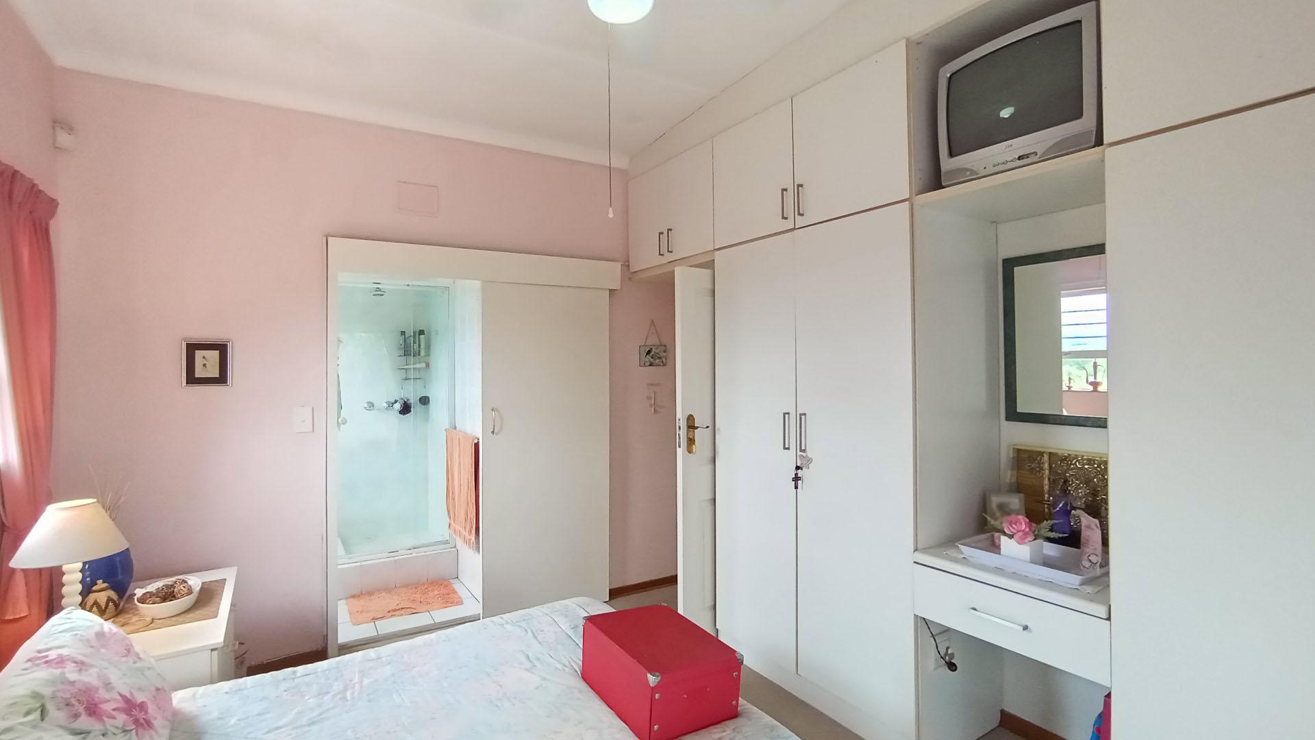 Bed Room 2 - 17 square meters of property in Uvongo