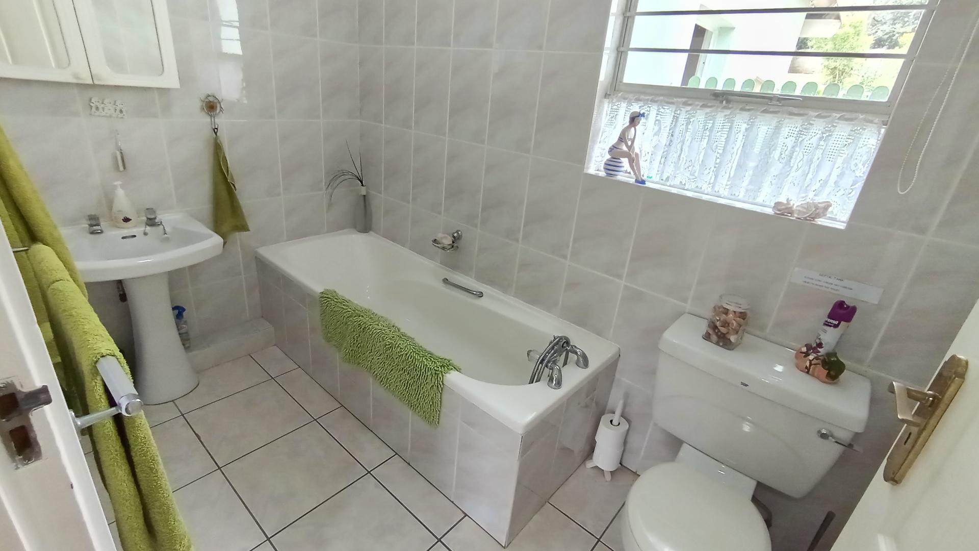 Bathroom 2 - 7 square meters of property in Uvongo
