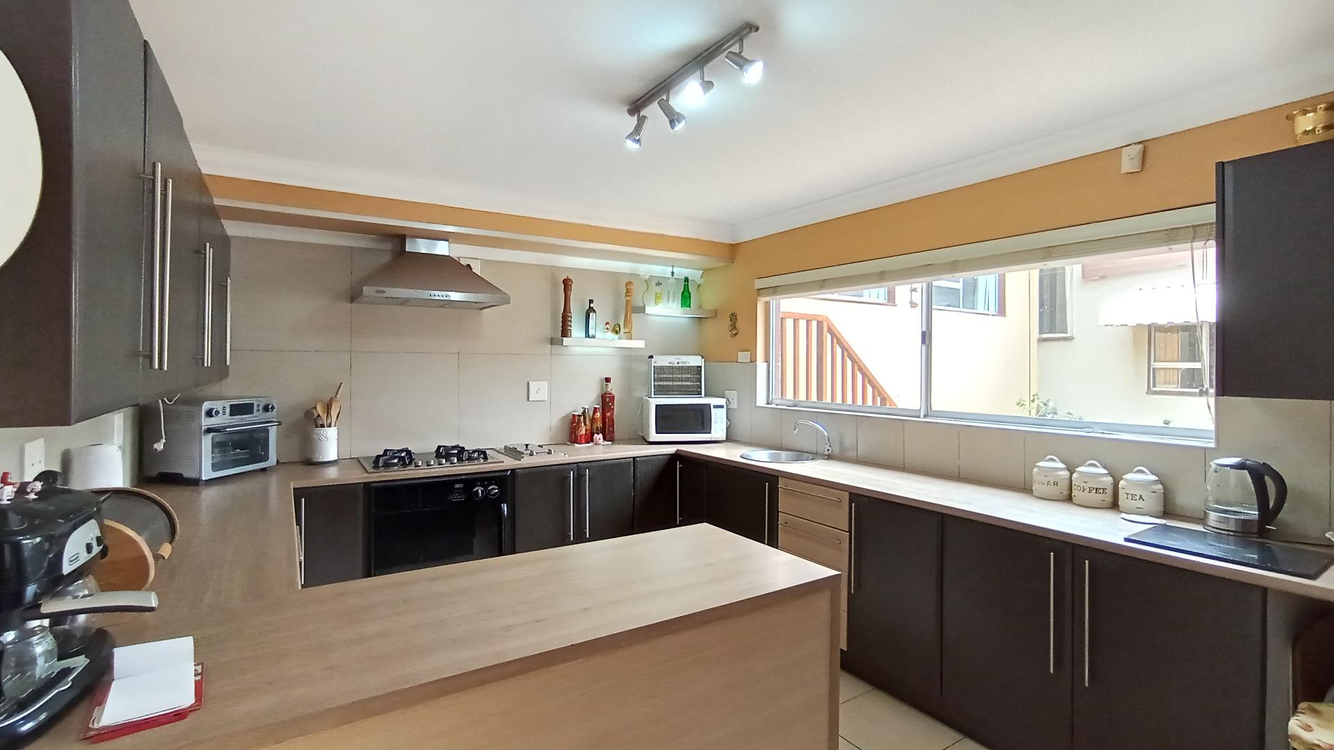 Kitchen - 24 square meters of property in Uvongo