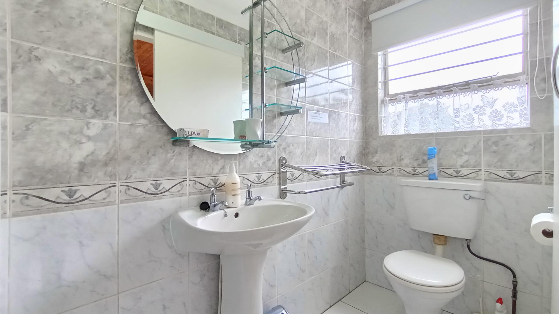 Bathroom 3+ - 13 square meters of property in Uvongo