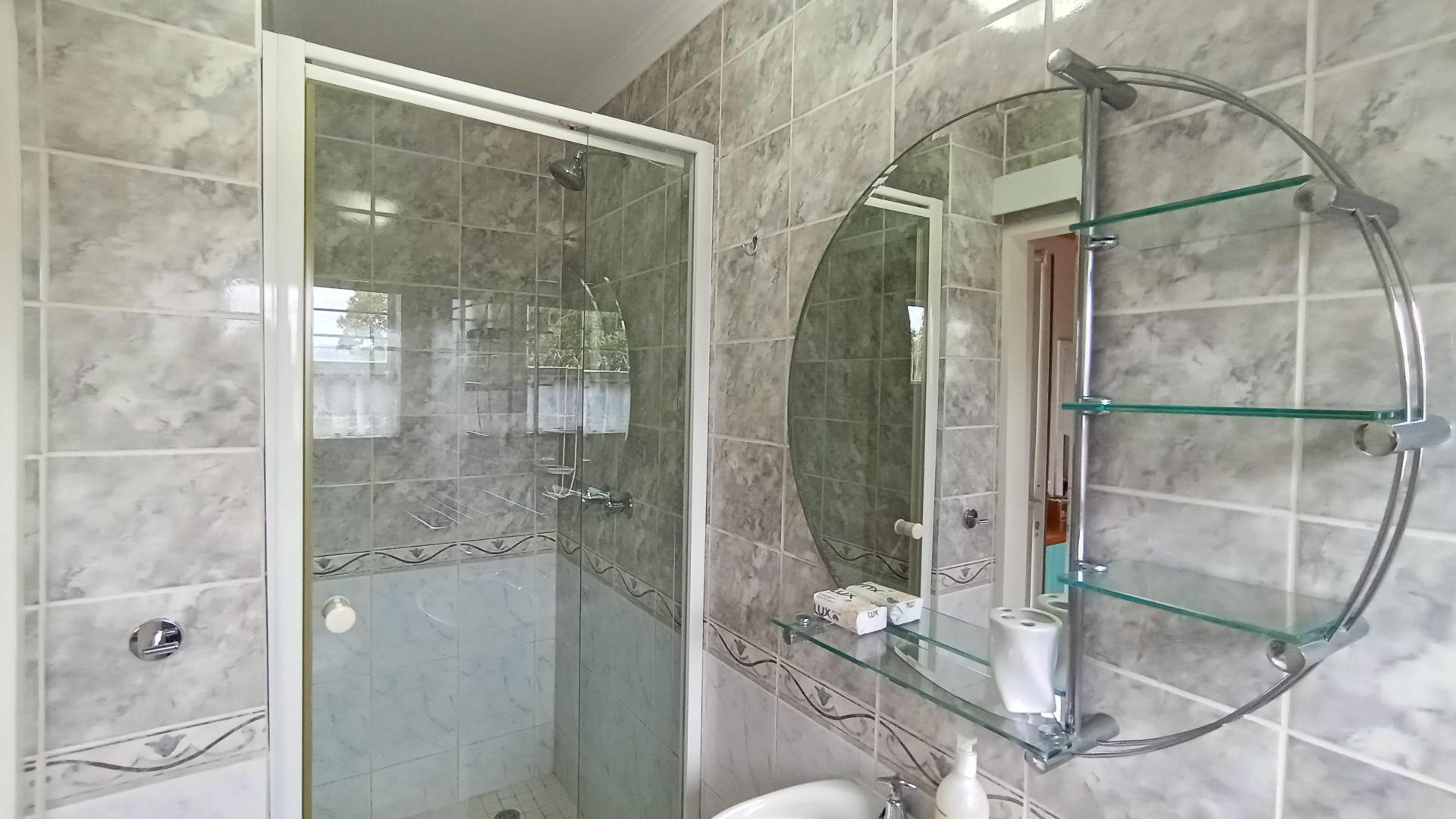 Bathroom 3+ - 13 square meters of property in Uvongo