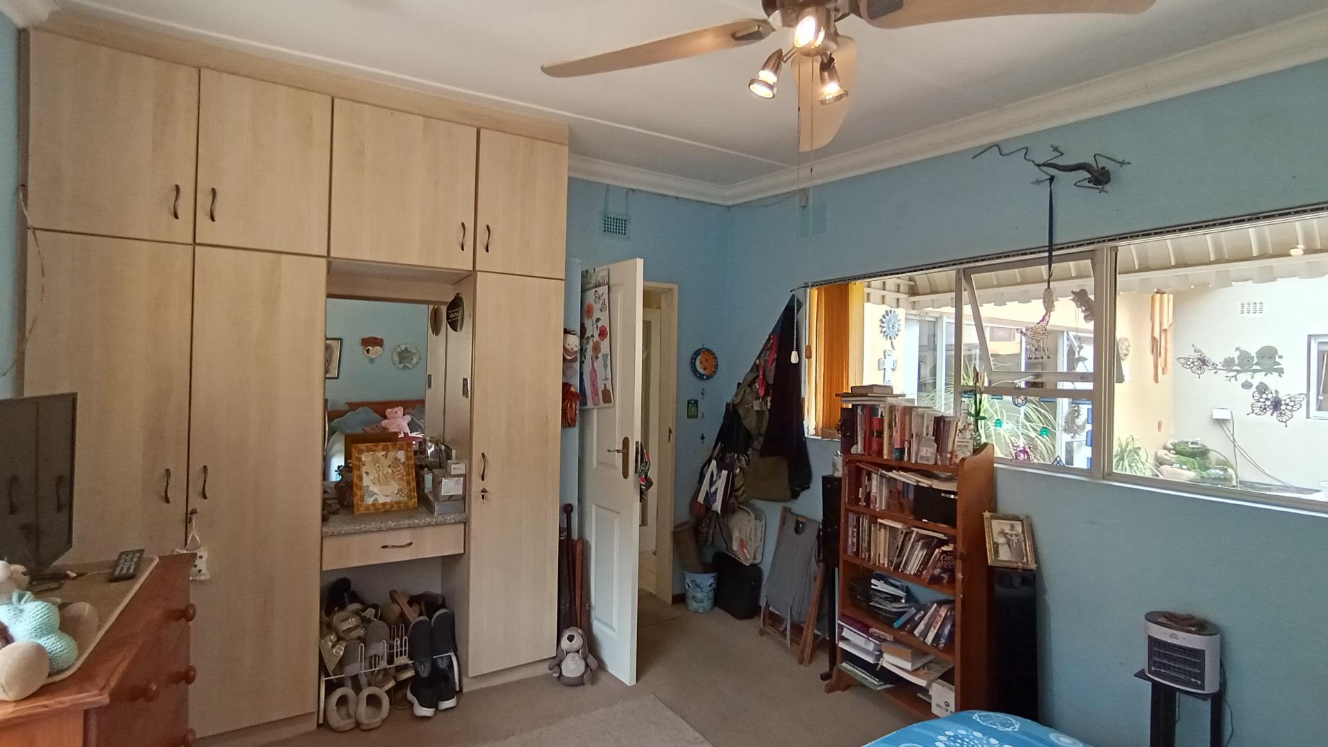 Bed Room 3 - 20 square meters of property in Uvongo