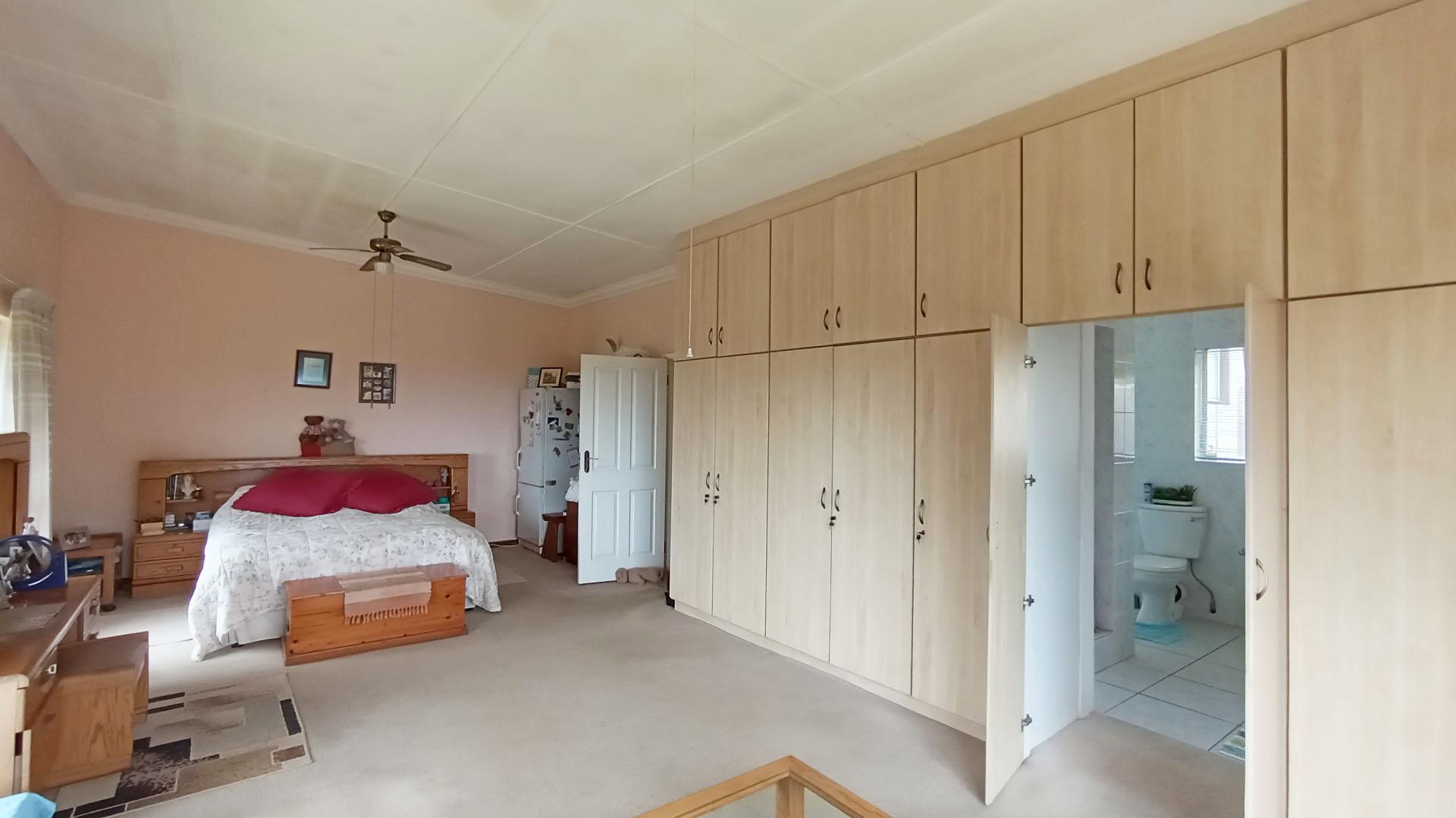 Main Bedroom - 47 square meters of property in Uvongo