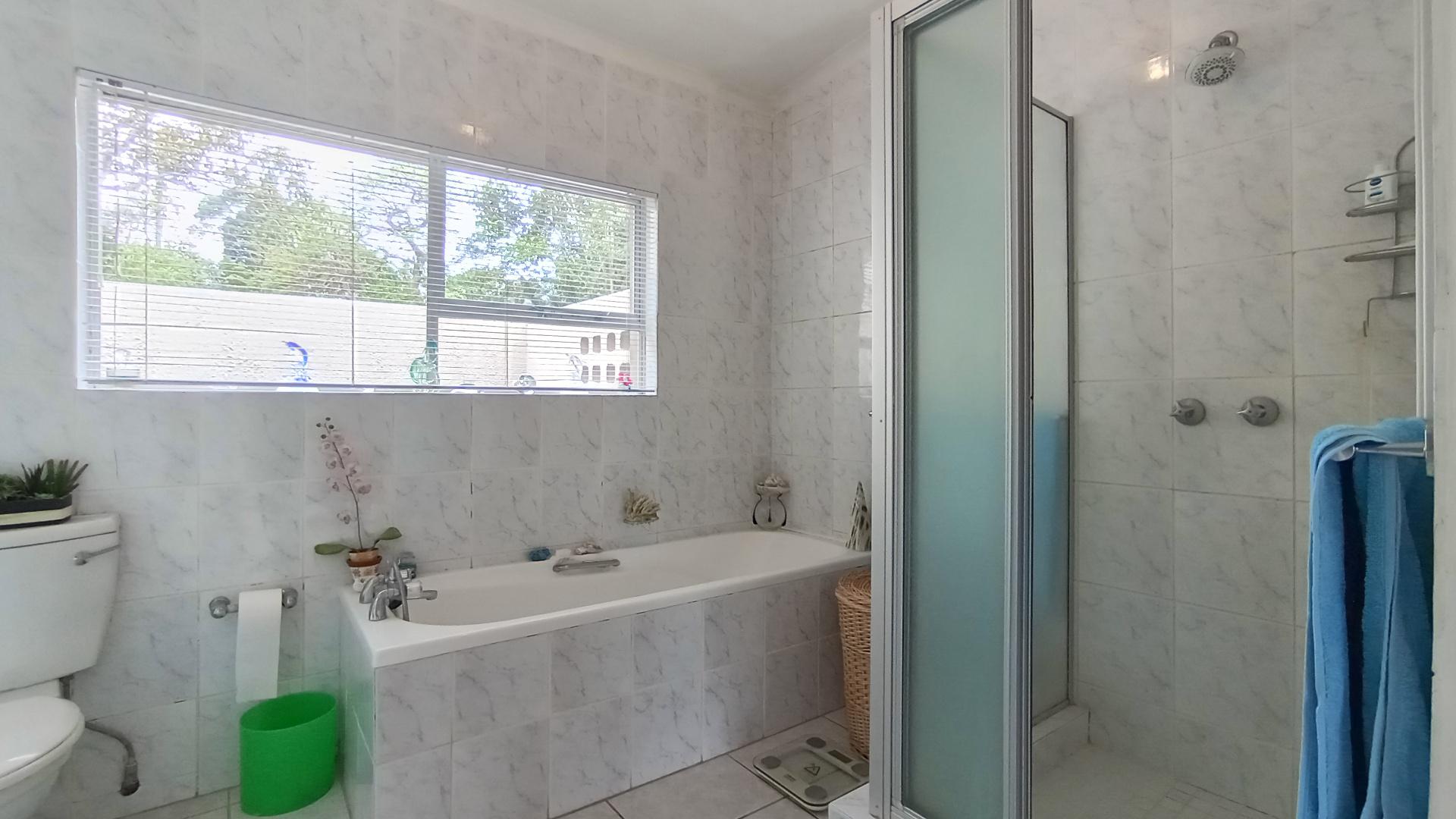 Main Bathroom - 11 square meters of property in Uvongo