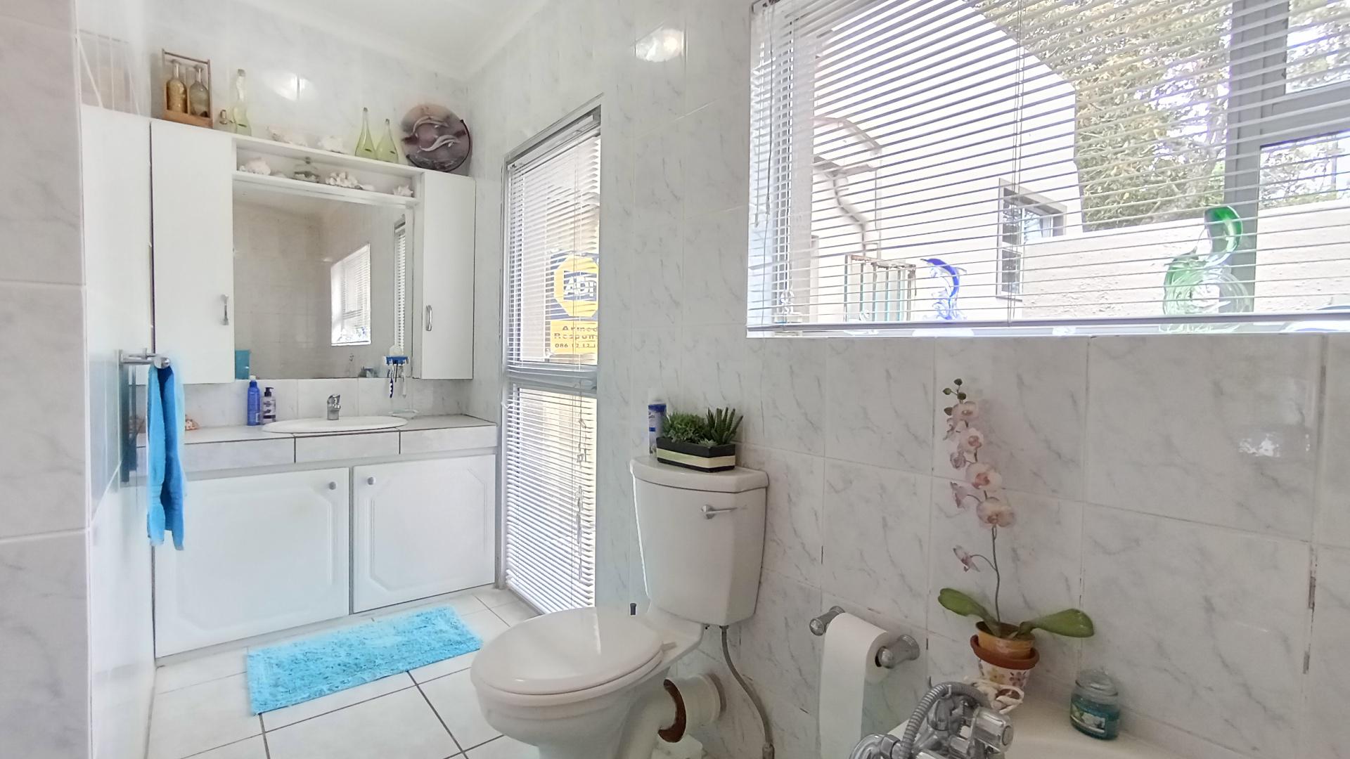 Main Bathroom - 11 square meters of property in Uvongo