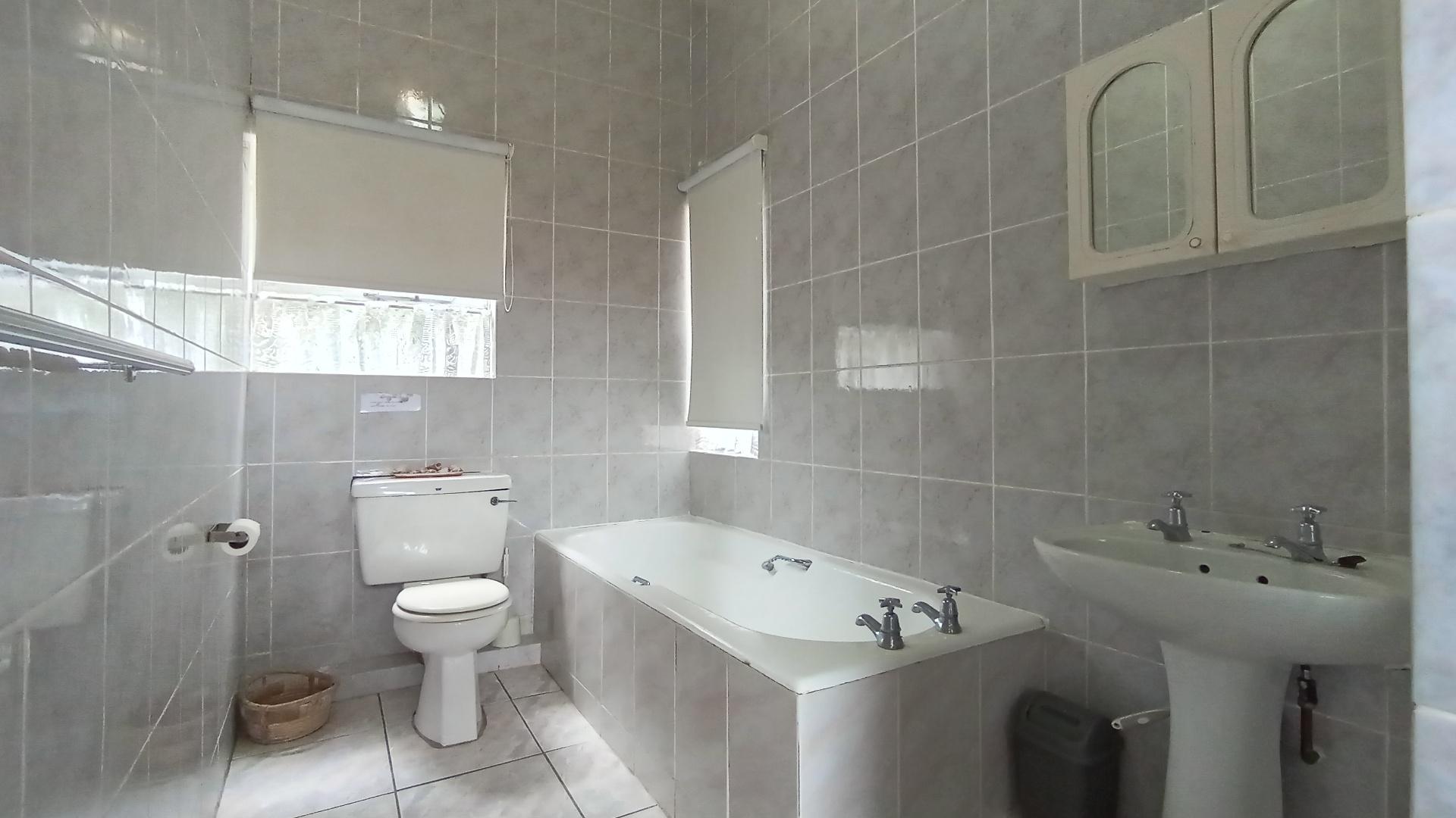 Bathroom 3+ - 13 square meters of property in Uvongo