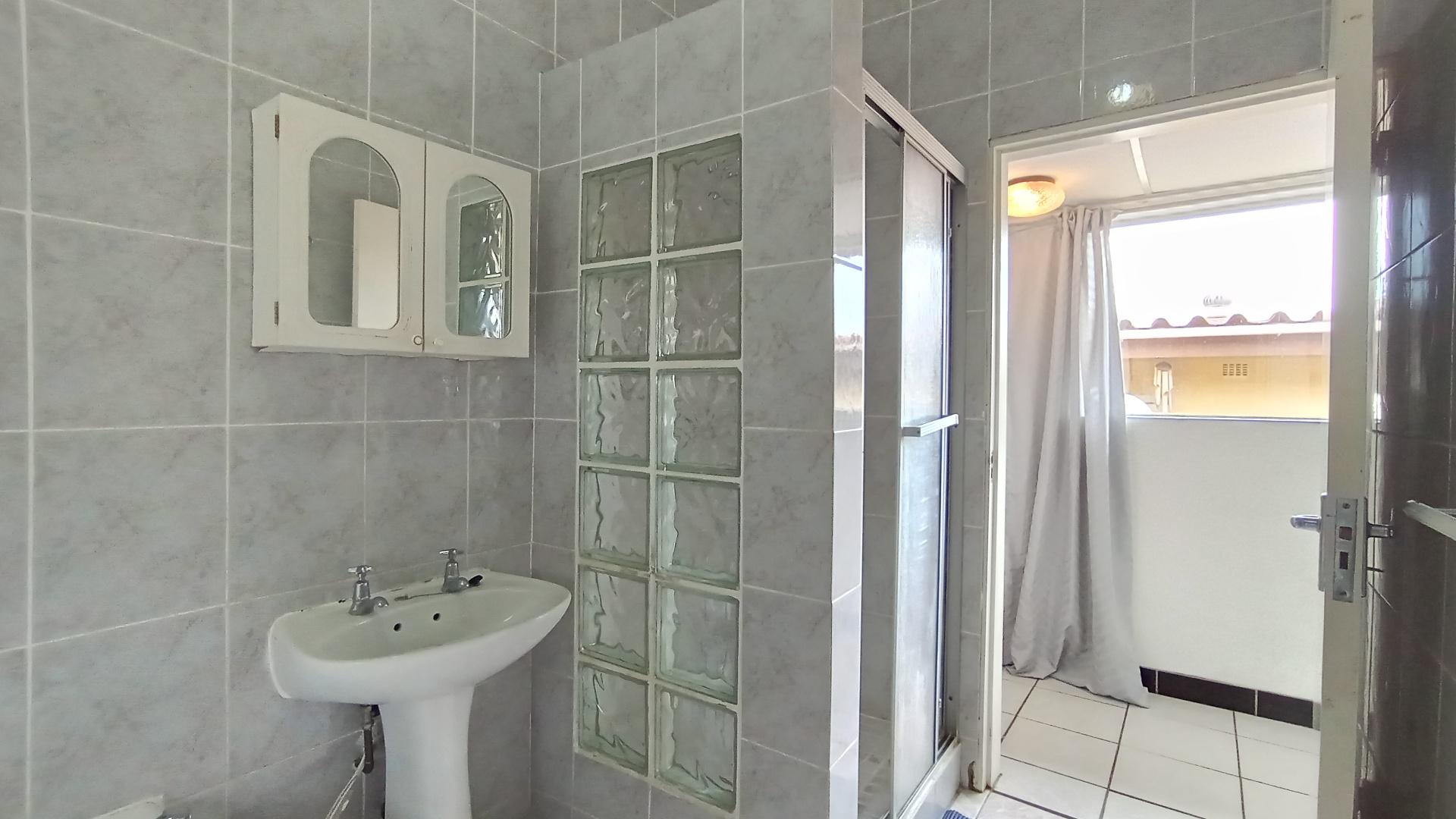 Bathroom 3+ - 13 square meters of property in Uvongo