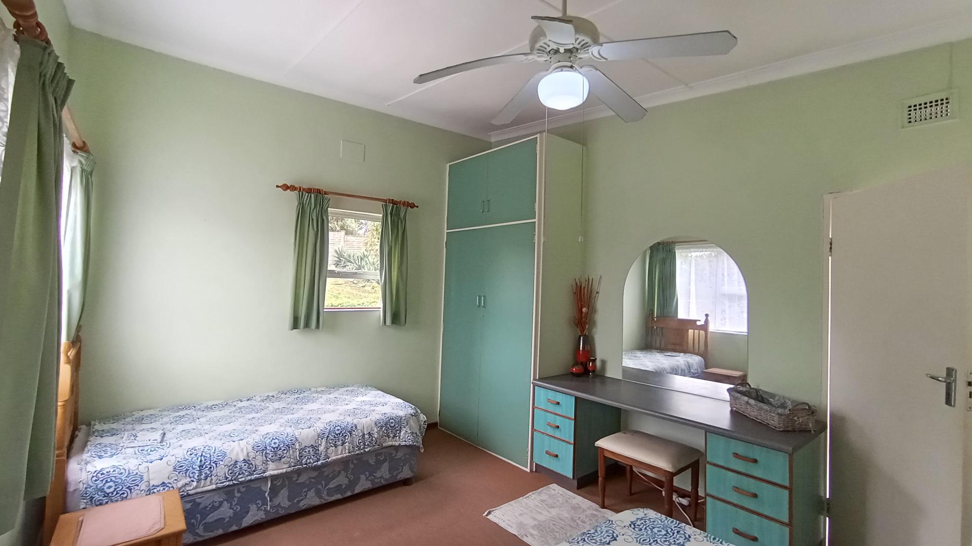 Flatlet - 82 square meters of property in Uvongo