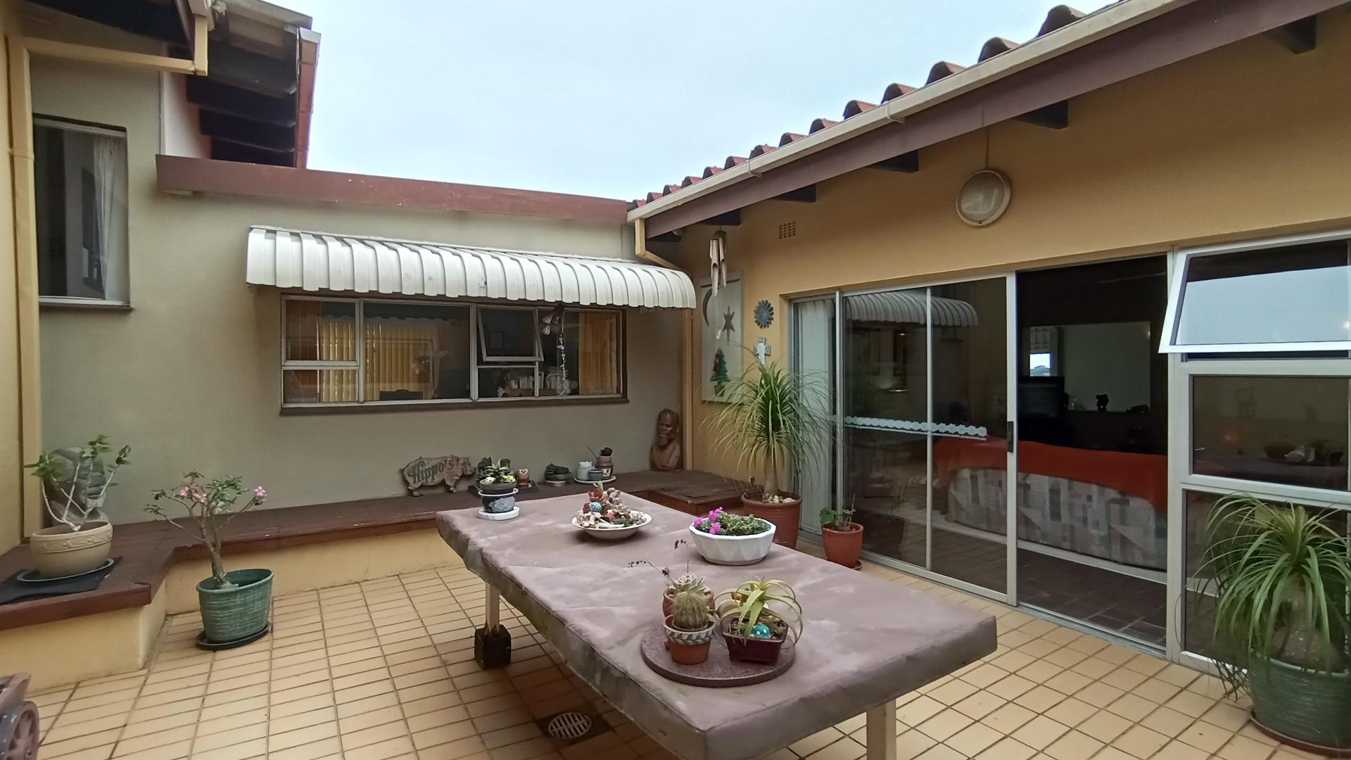 Spaces - 48 square meters of property in Uvongo