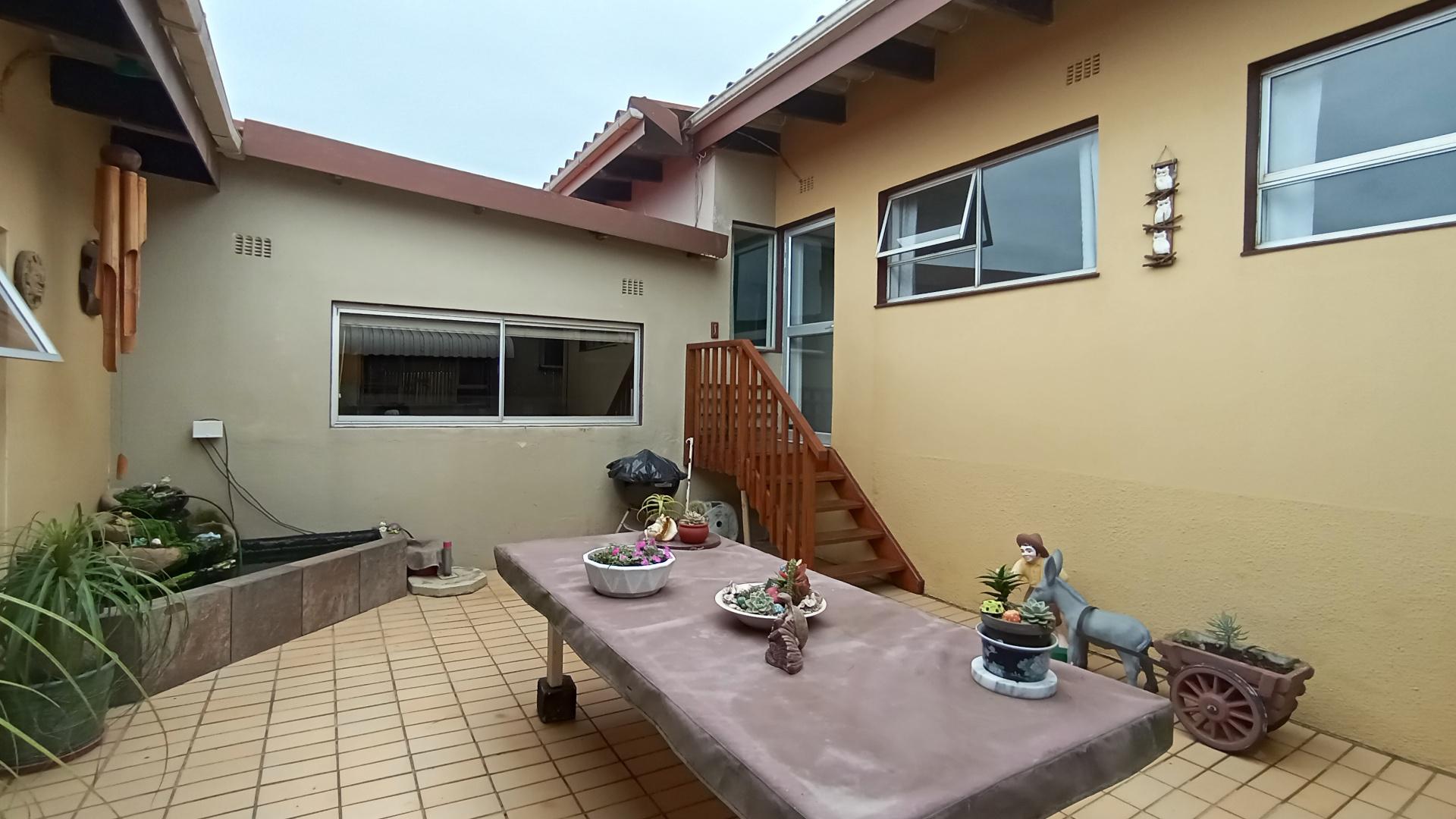 Spaces - 48 square meters of property in Uvongo