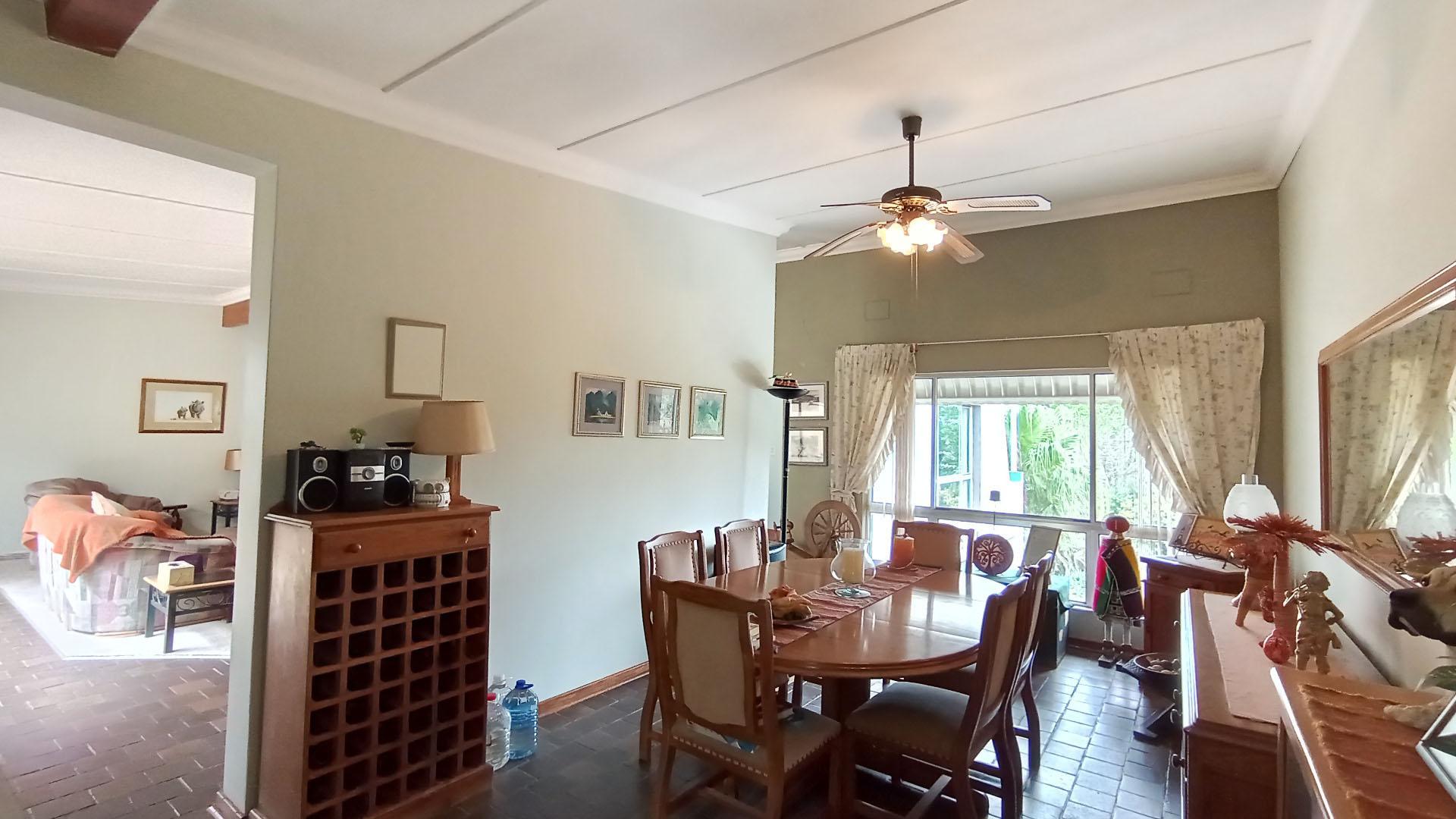 Dining Room - 23 square meters of property in Uvongo