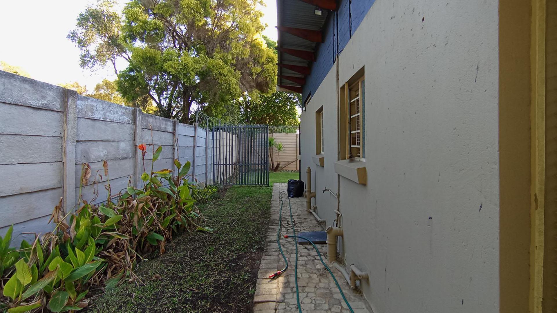Backyard of property in Villieria