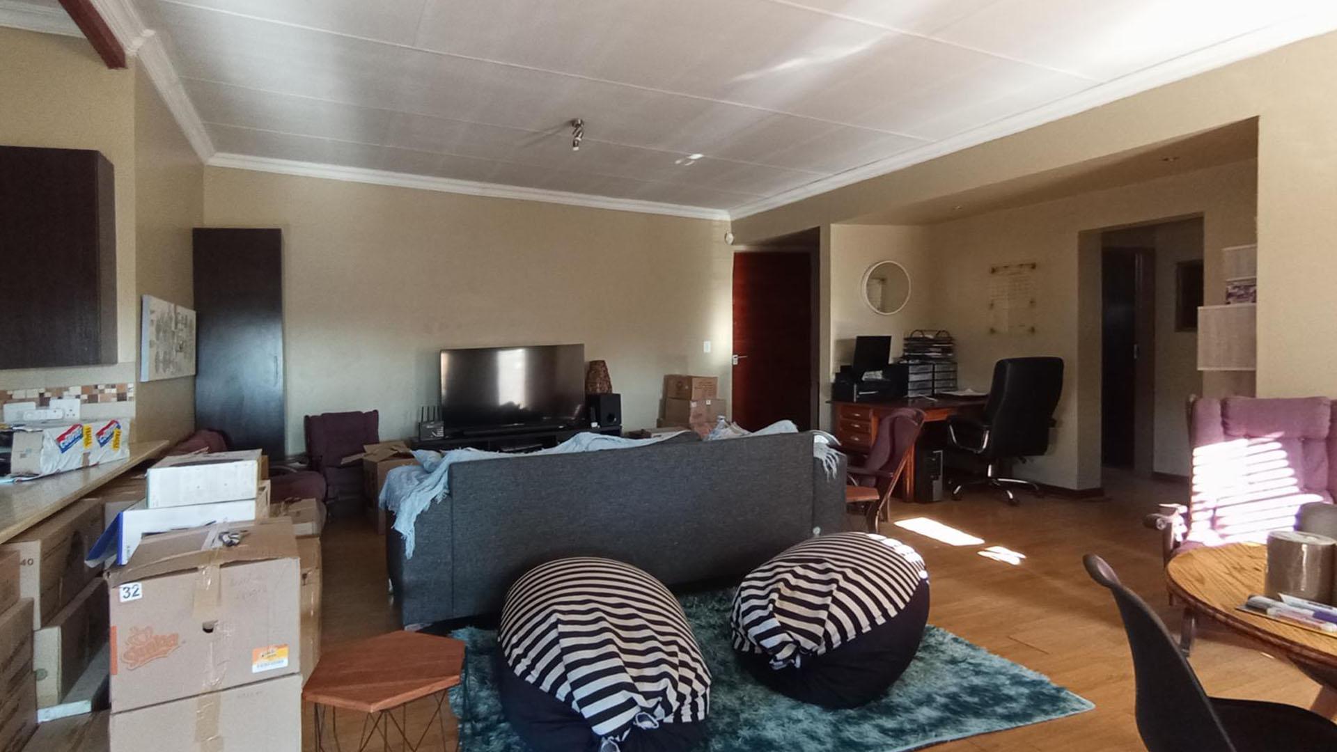Lounges - 32 square meters of property in Villieria
