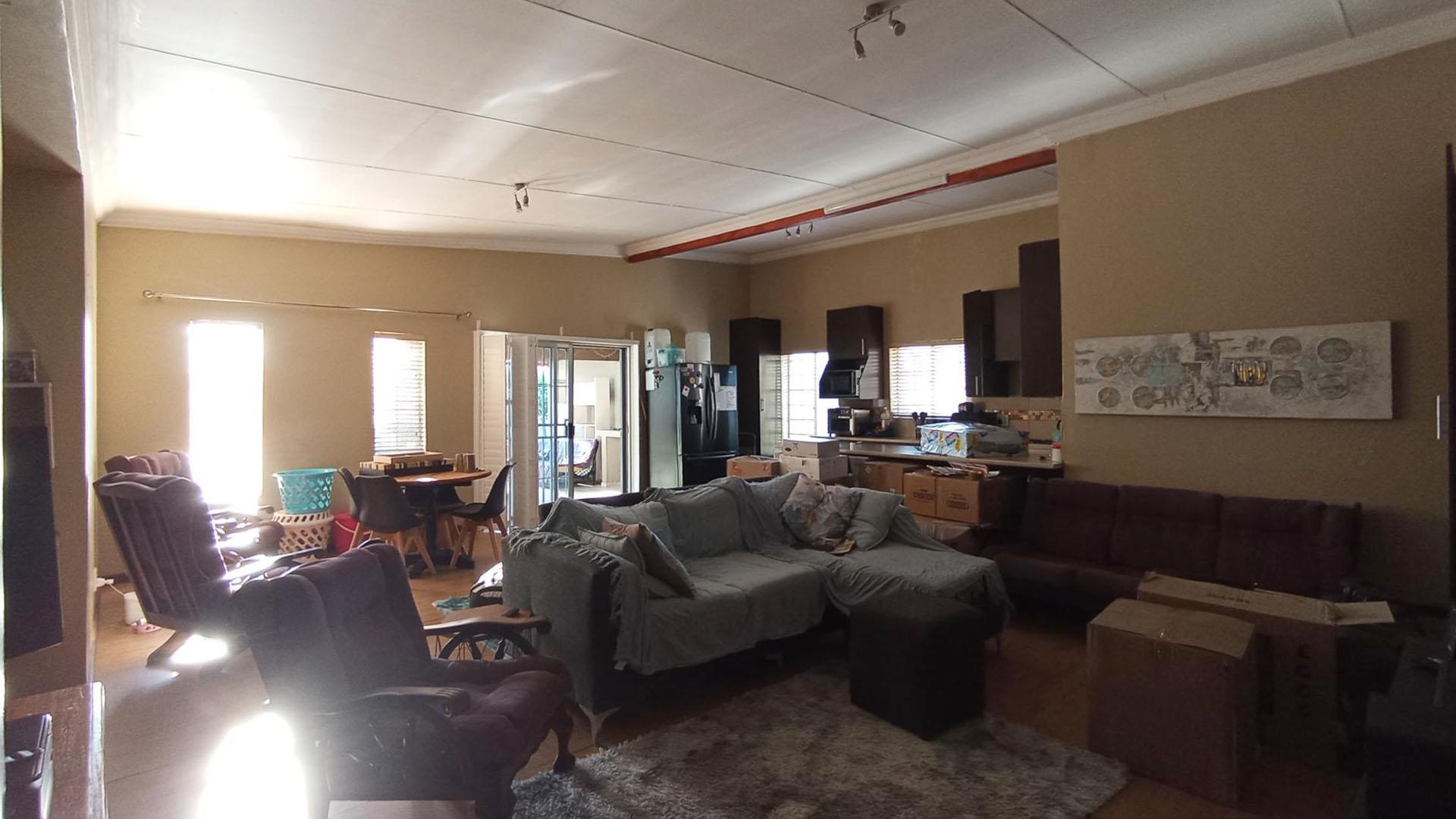 Lounges - 32 square meters of property in Villieria