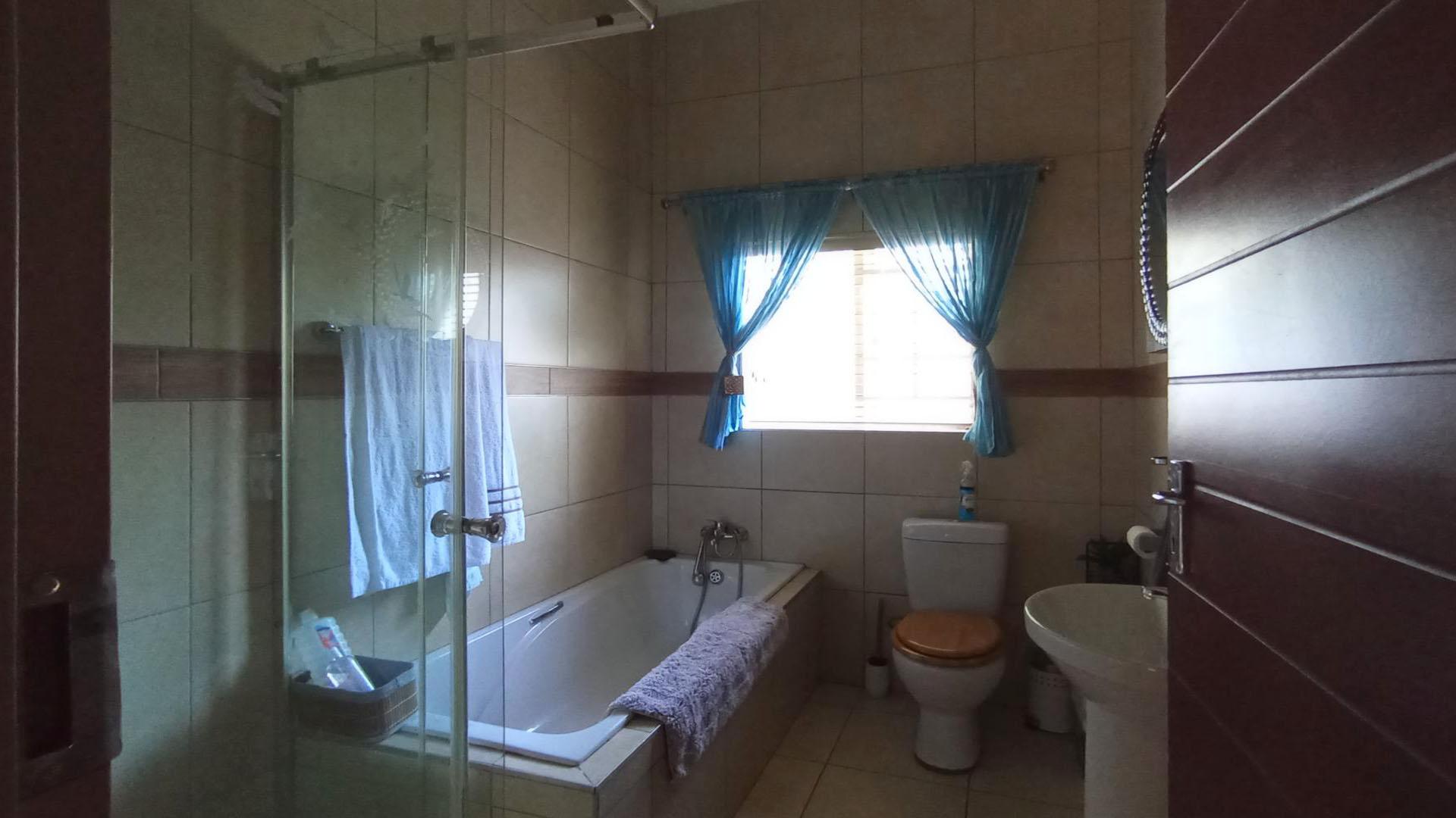 Bathroom 1 - 6 square meters of property in Villieria