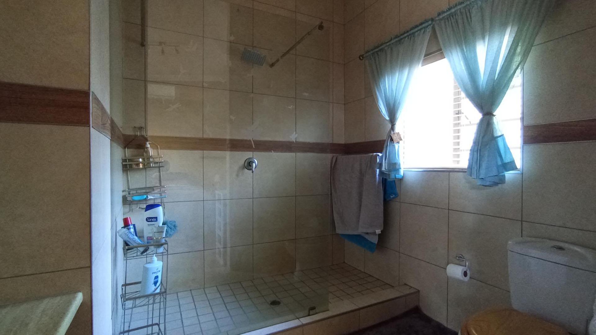 Main Bathroom - 7 square meters of property in Villieria